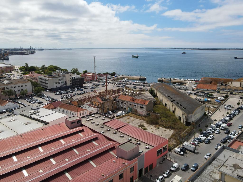 Grande potencial de Investimento junto ao mar em Setúbal, Portugal, com Viabilidade de Construção - Image 10