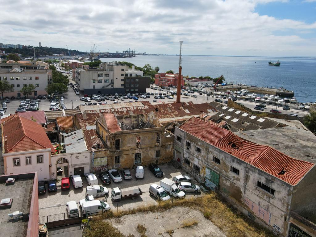 Grande potencial de Investimento junto ao mar em Setúbal, Portugal, com Viabilidade de Construção - Image 4