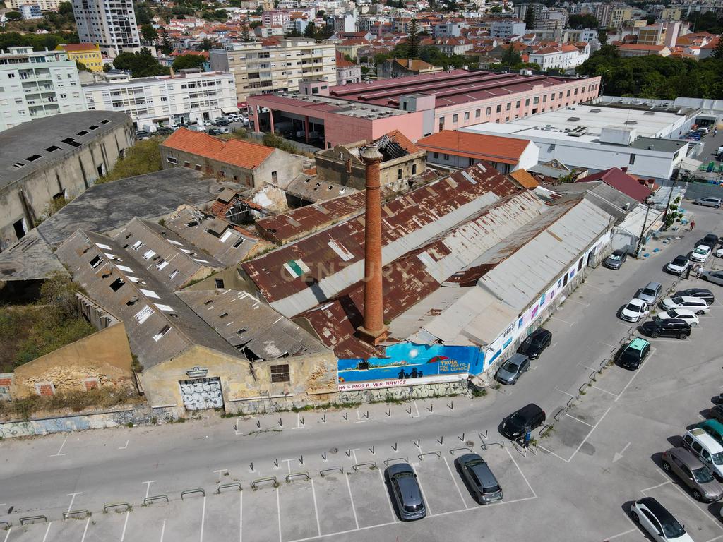 Grande potencial de Investimento junto ao mar em Setúbal, Portugal, com Viabilidade de Construção - Image 1