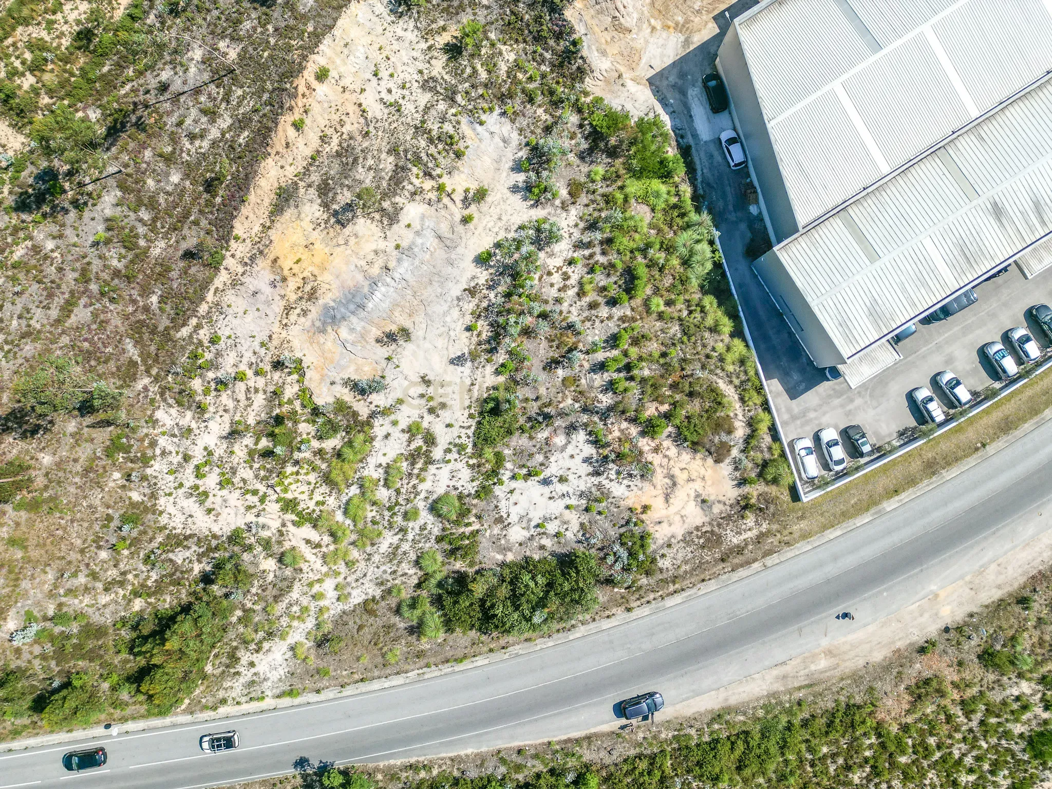 Terreno industrial junto da estrada N333, com facilidade de acessos, e serviços locais. - Image 1