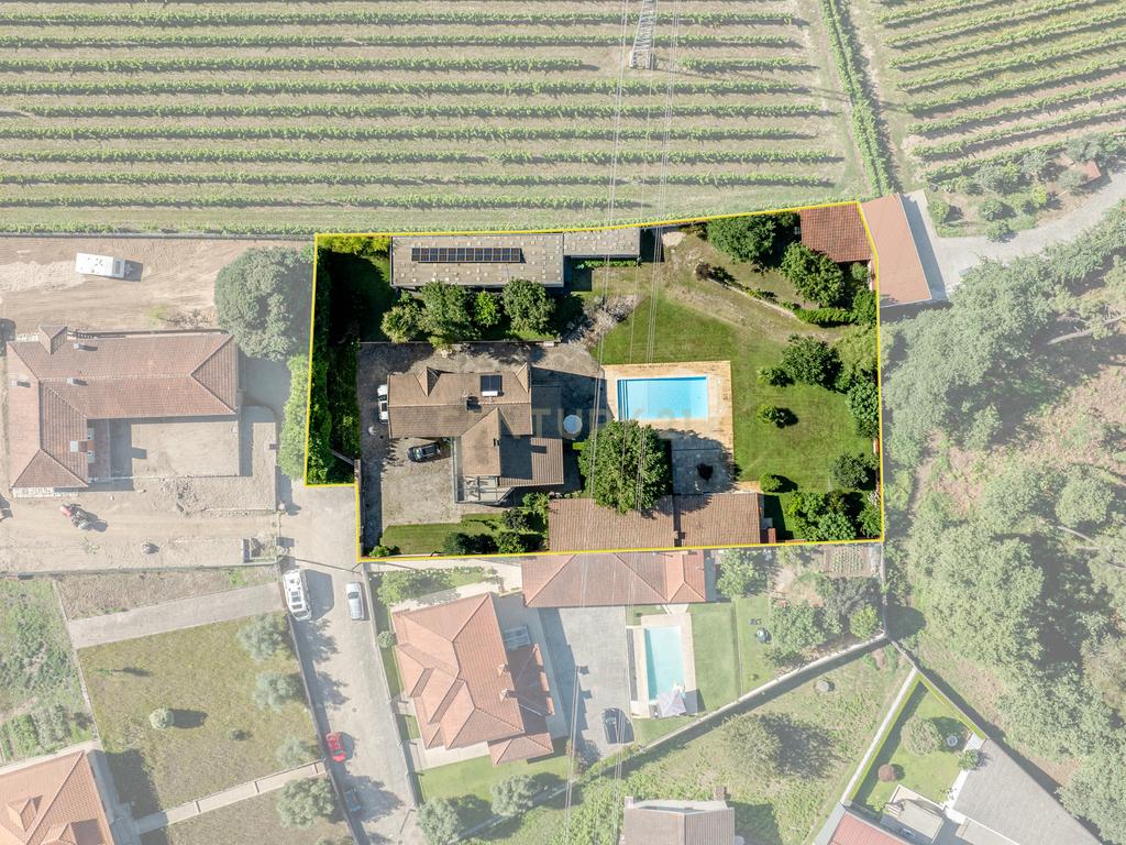 Moradia com Piscina e Jardim - Felgueiras - Image 2