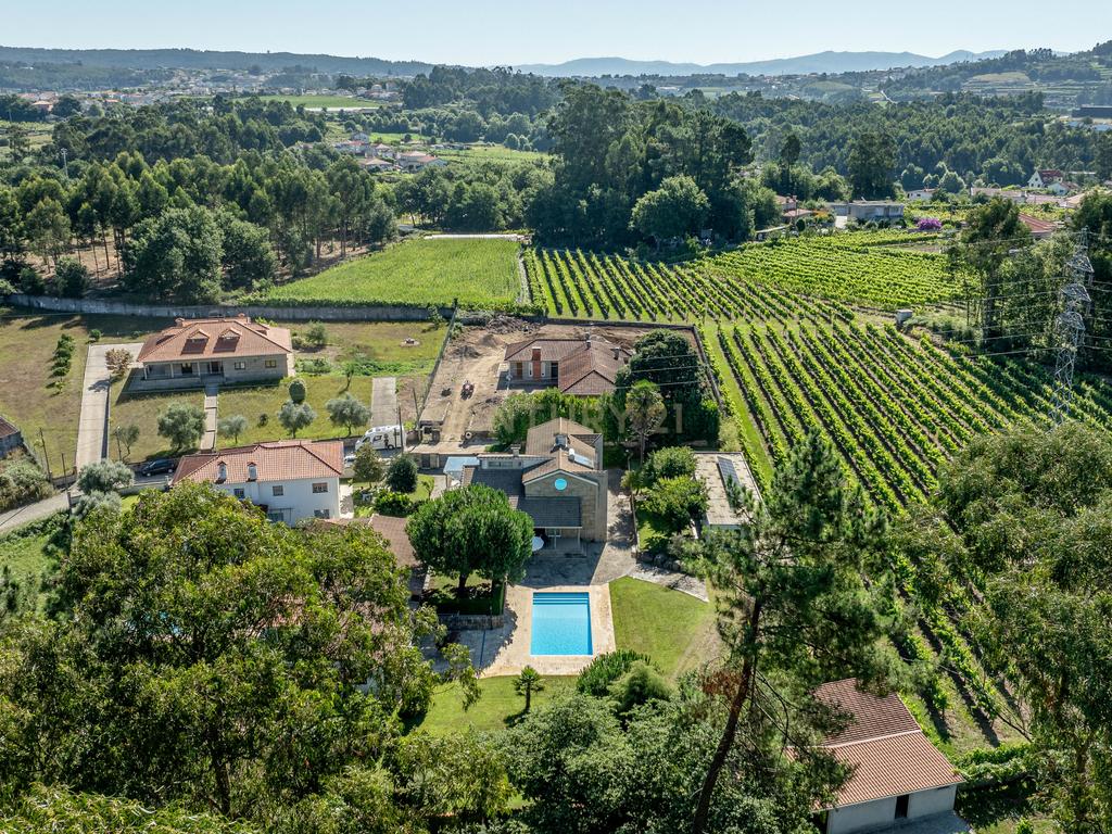 Moradia com Piscina e Jardim - Felgueiras - Image 10
