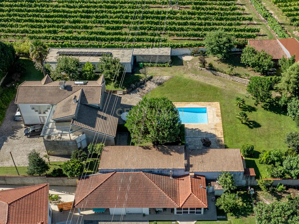 Moradia com Piscina e Jardim - Felgueiras - Image 9