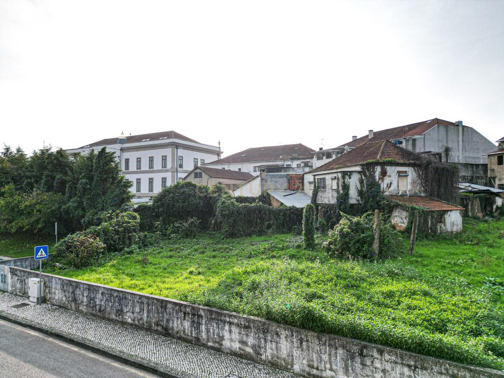 Moradia com três quartos, para recuperar em Estarreja. Com possibilidade de construção em altura. - Image 3