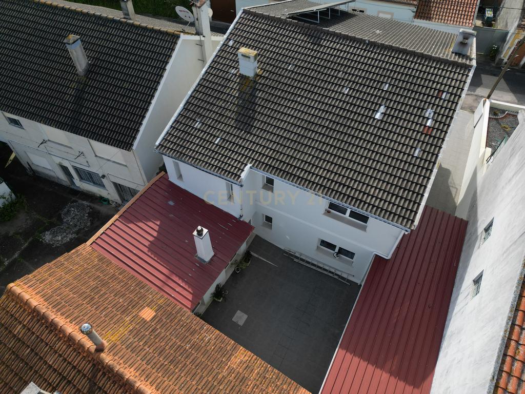 Moradia T8 com piso térreo adaptado, pátio interior, churrasqueira, jardim e horta no Paião, Figueira da Foz - Image 11