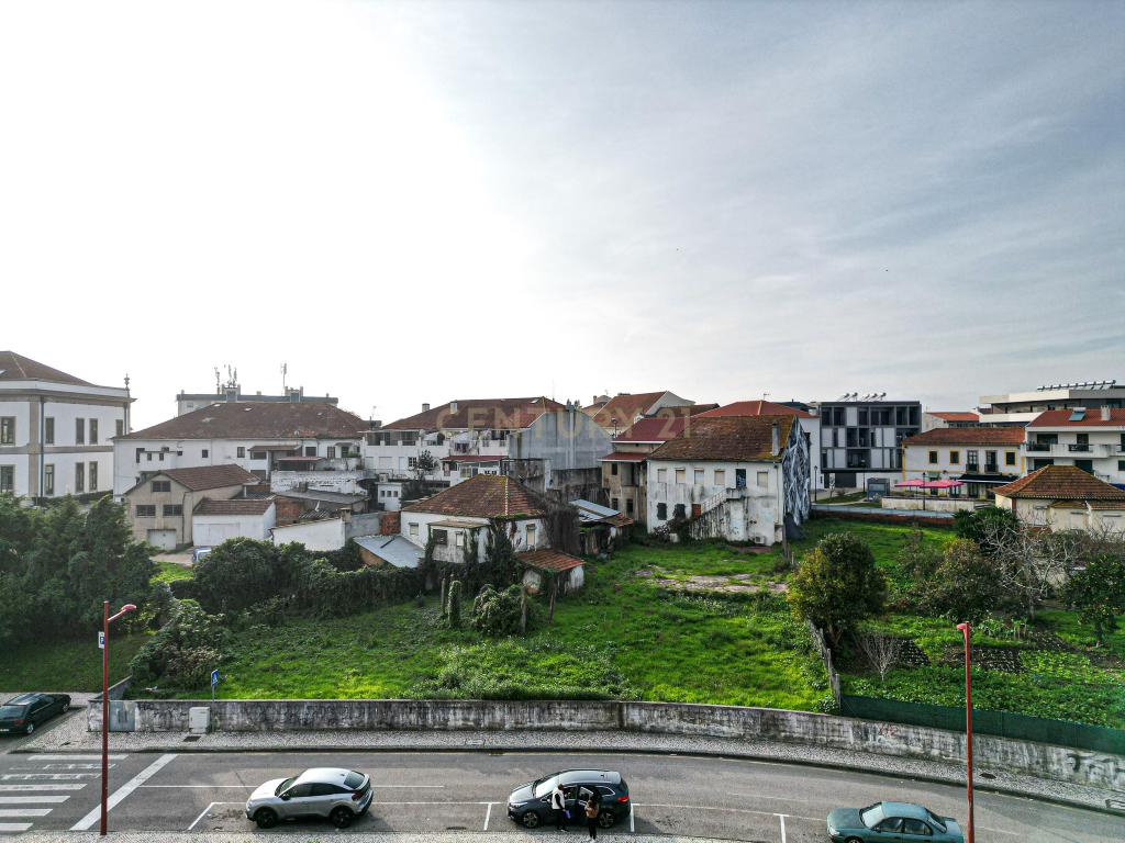 Moradia com três quartos, para recuperar em Estarreja. Com possibilidade de construção em altura. - Image 6