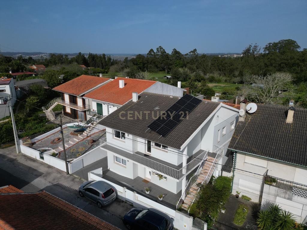 Moradia T8 com piso térreo adaptado, pátio interior, churrasqueira, jardim e horta no Paião, Figueira da Foz - Image 1