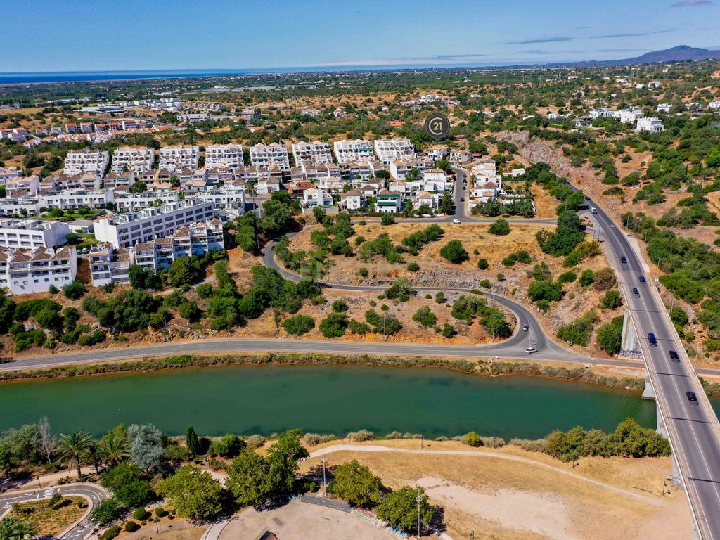 Moradia Isolada T4 na Colina da Asseca a Apenas 1km da Ponte Romana, no Centro de Tavira - Image 1