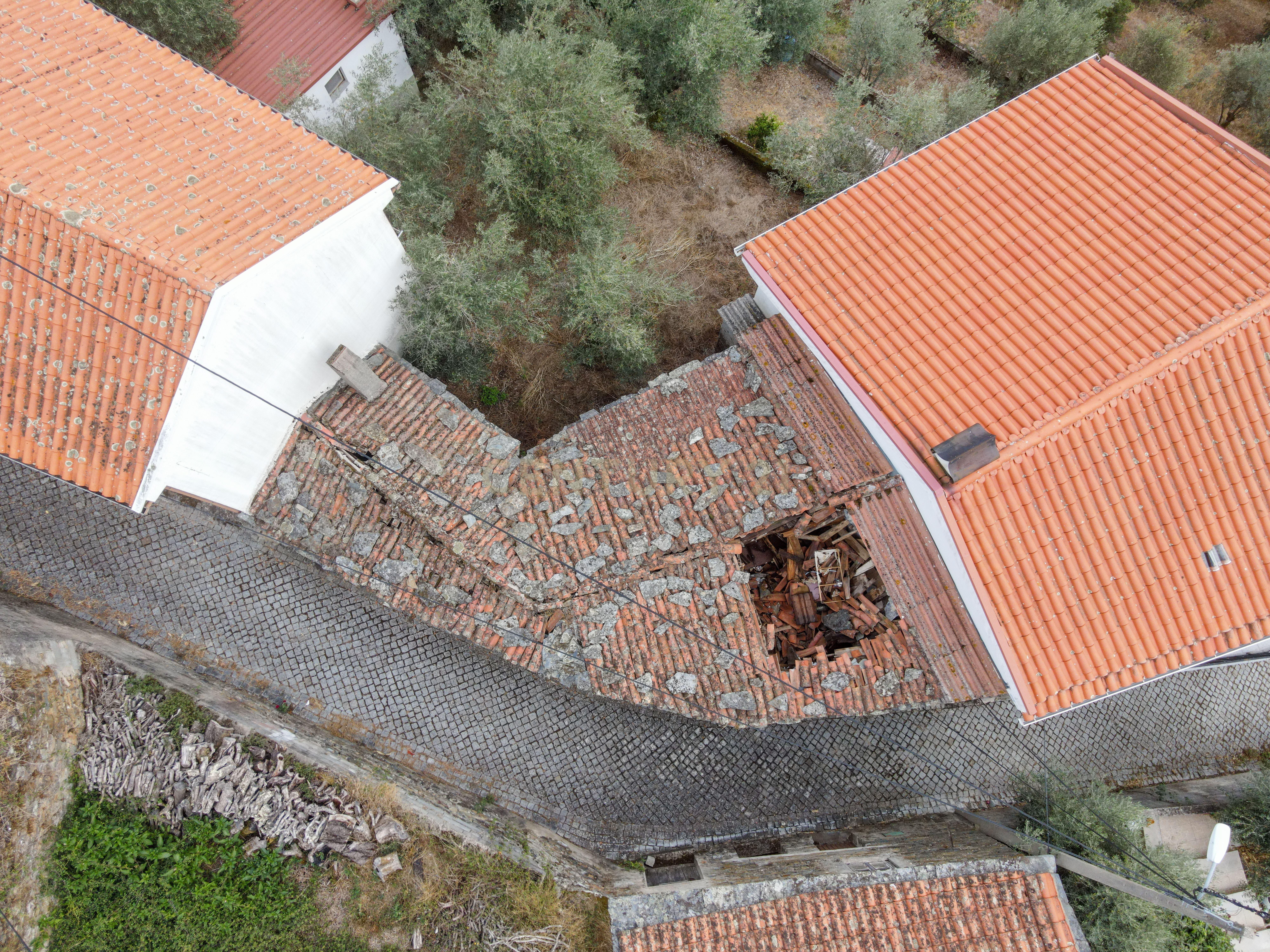 Moradia Bi familiar, com excelente exposição solar, terreno e vistas deslumbrantes de Serra - Image 37