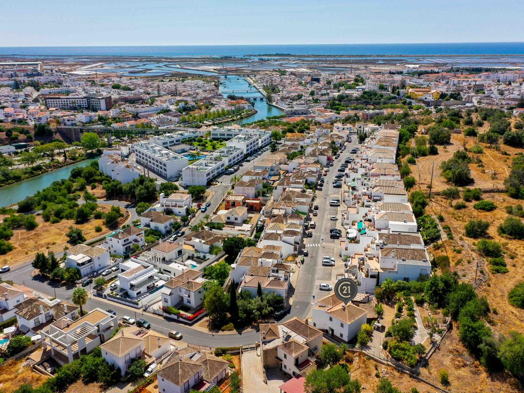 Moradia Isolada T4 na Colina da Asseca a Apenas 1km da Ponte Romana, no Centro de Tavira - Image 3