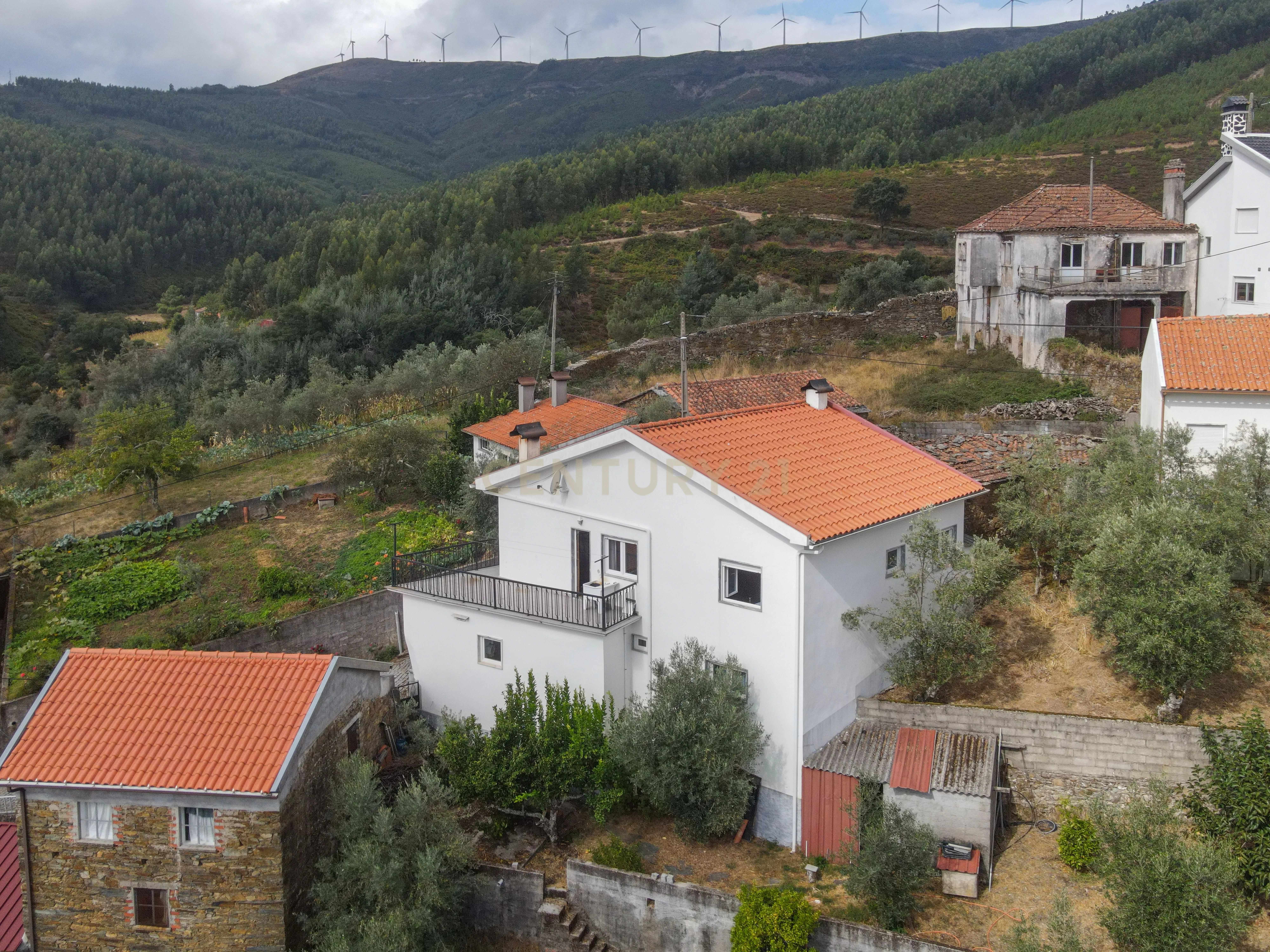 Moradia Bi familiar, com excelente exposição solar, terreno e vistas deslumbrantes de Serra - Image 1