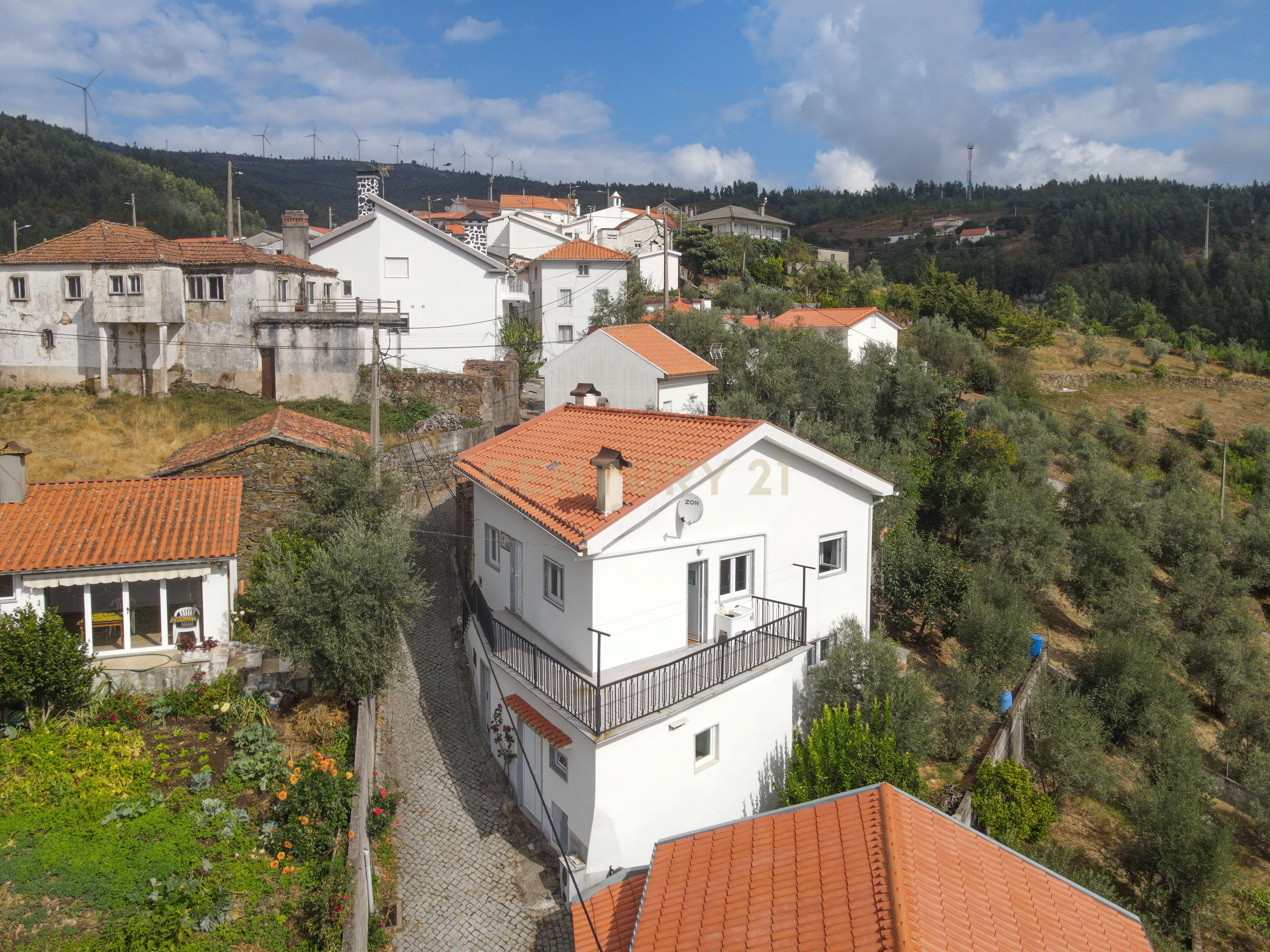 Moradia Bi familiar, com excelente exposição solar, terreno e vistas deslumbrantes de Serra - Image 2