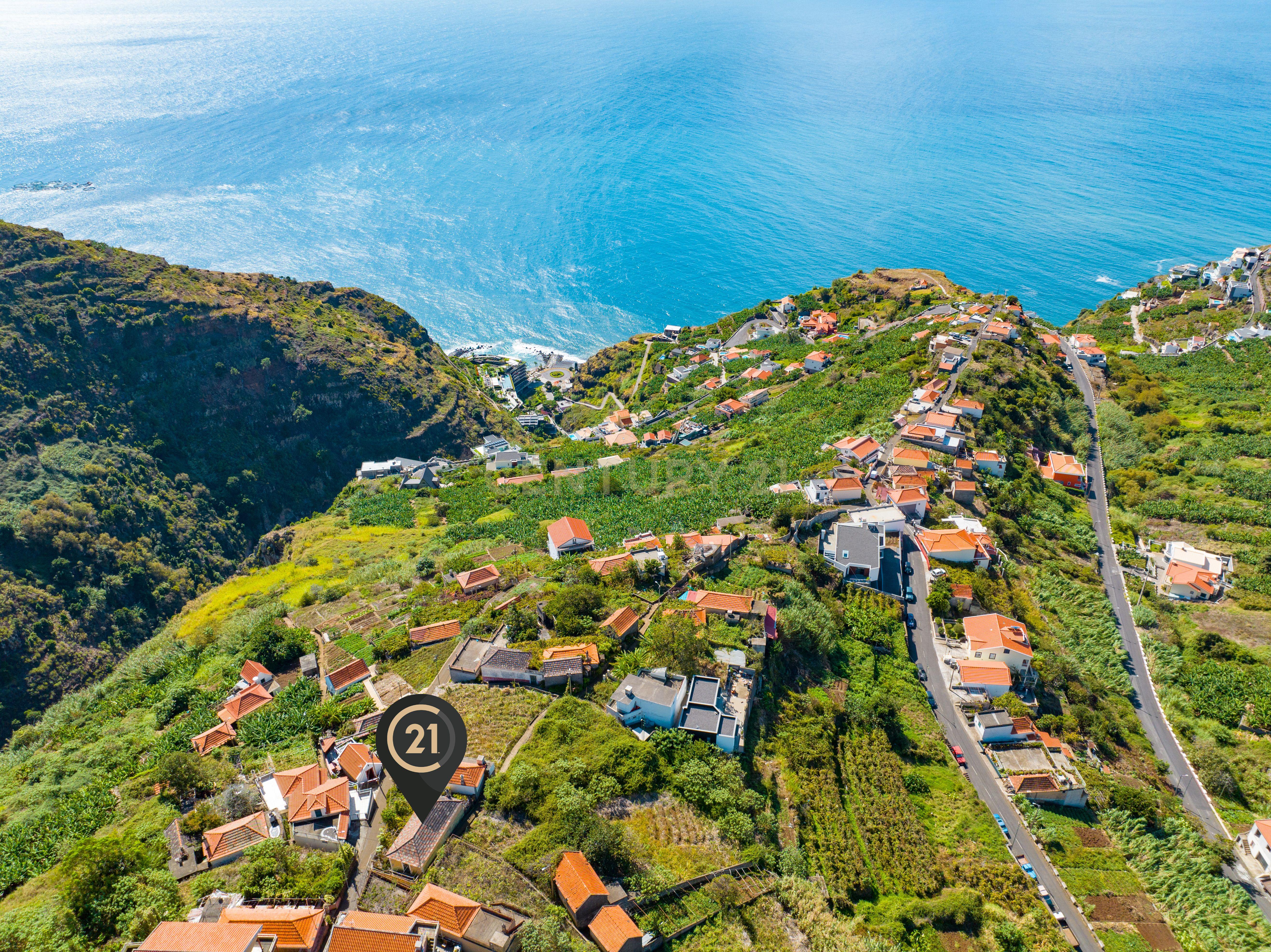 Terreno de 733 m² com Casa e Palheiro para Renovar - Calheta, Madeira - Image 3