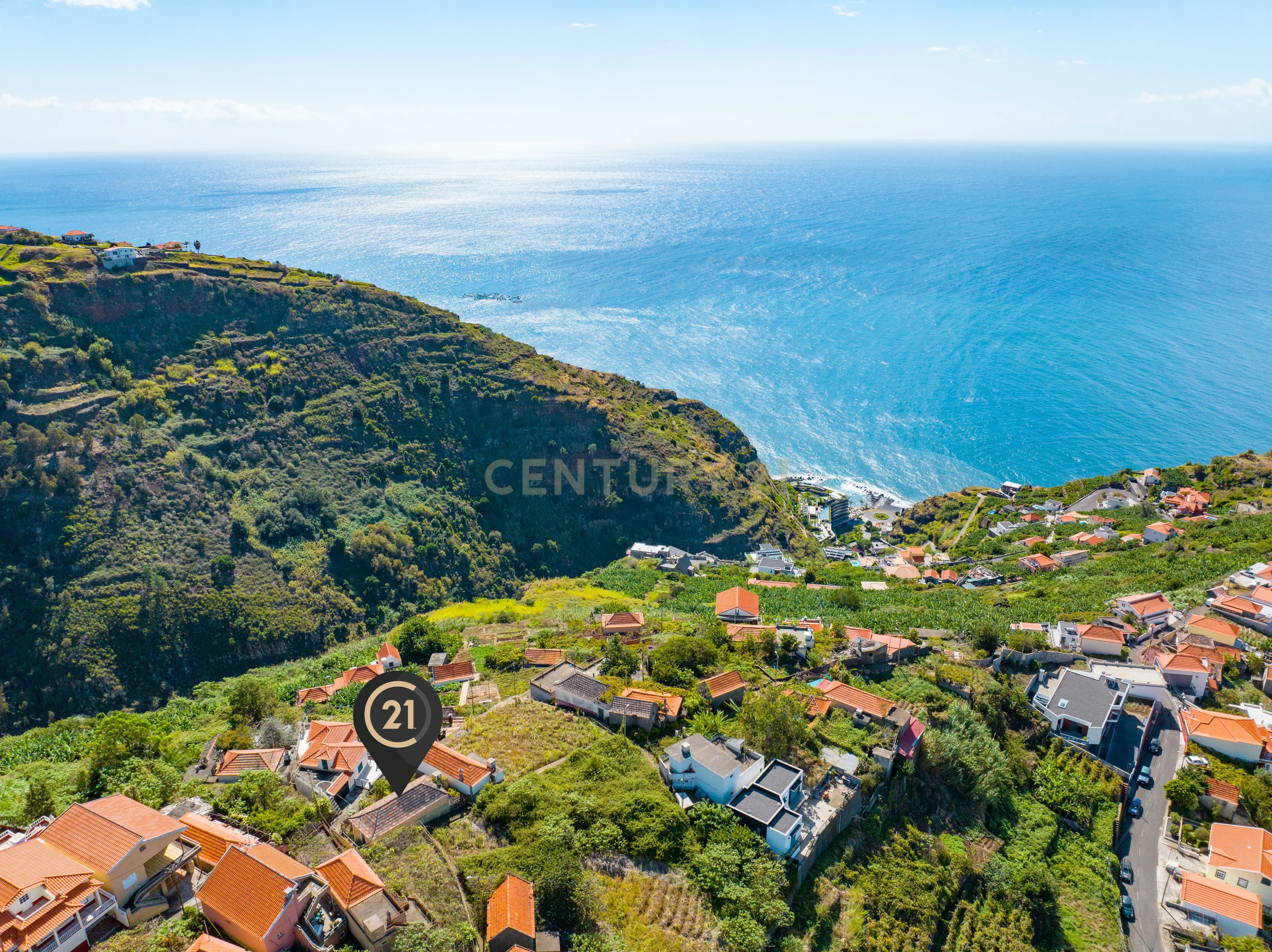 Terreno de 733 m² com Casa e Palheiro para Renovar - Calheta, Madeira - Image 1