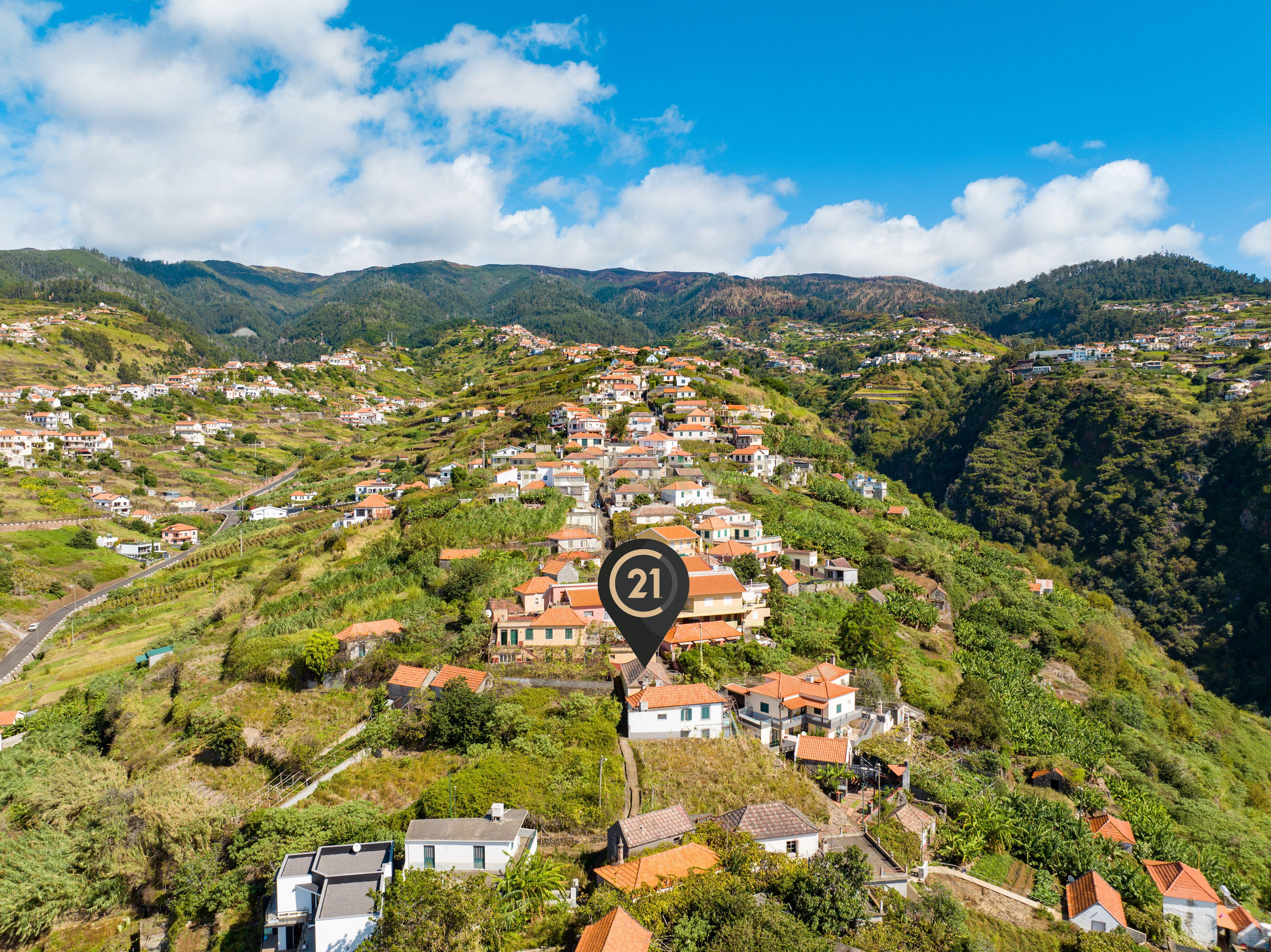 Terreno de 733 m² com Casa e Palheiro para Renovar - Calheta, Madeira - Image 2