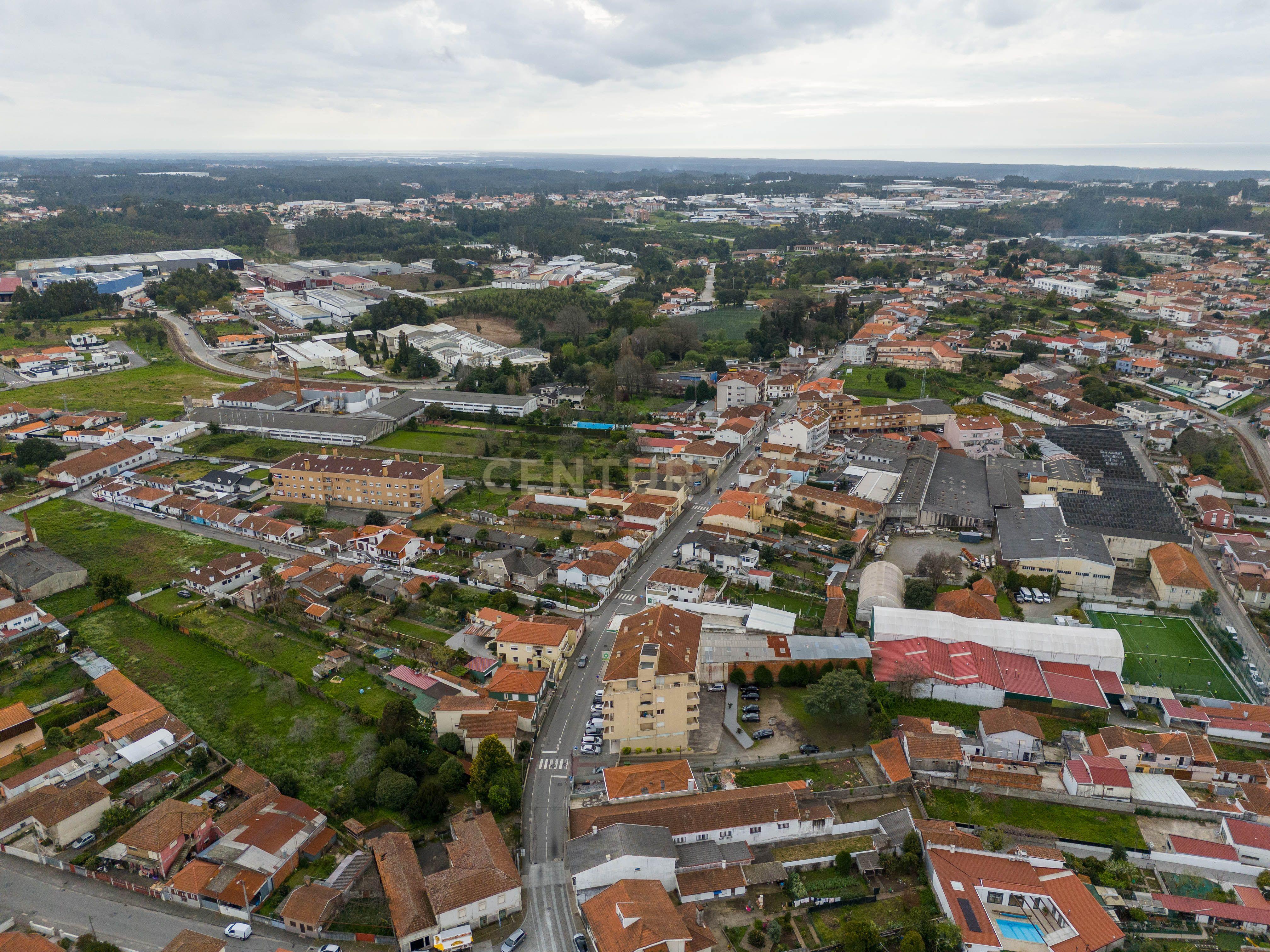 Moradia Inacabada para comércio e habitação ou duas habitações - Image 43