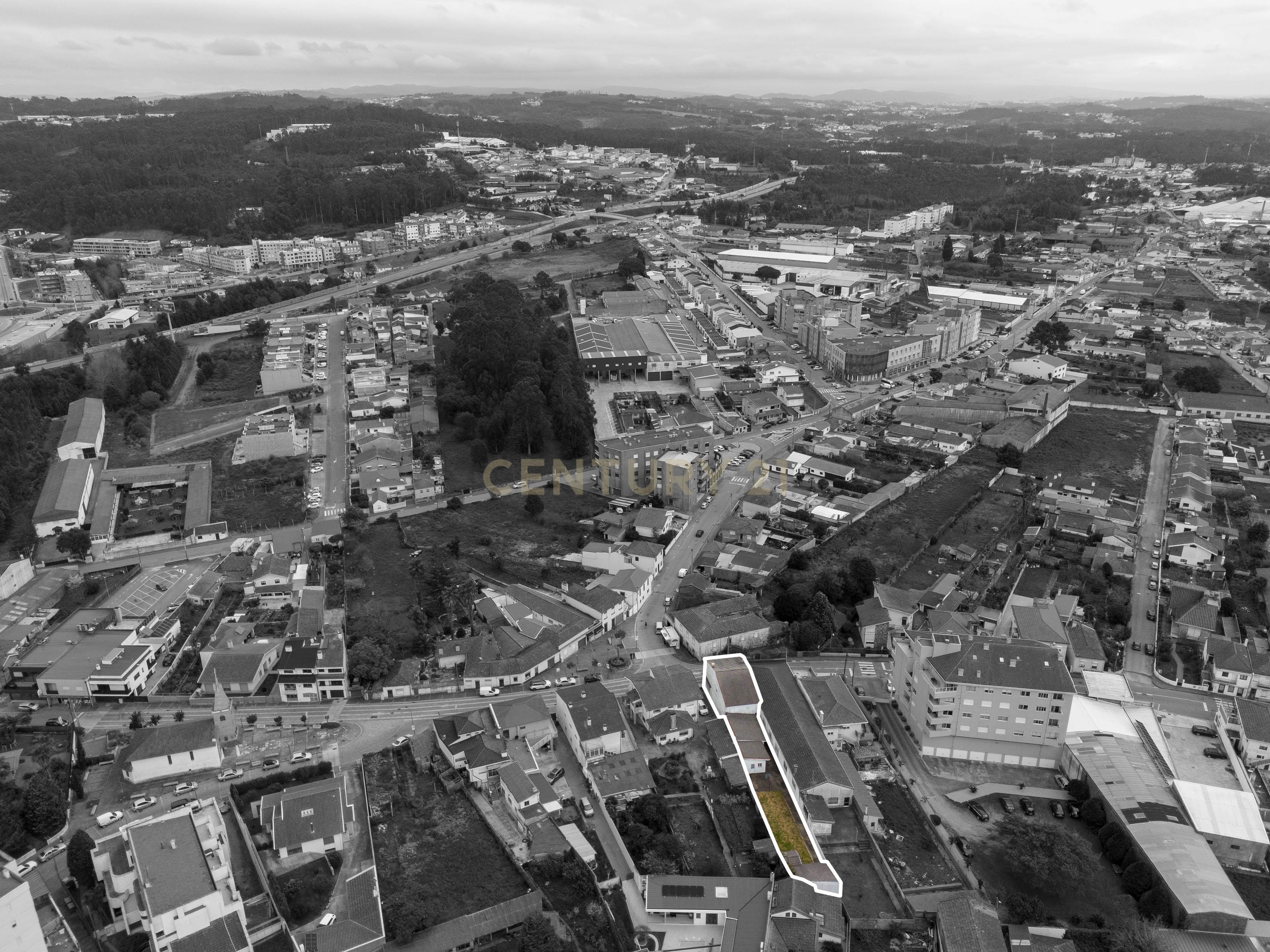 Moradia Inacabada para comércio e habitação ou duas habitações - Image 7