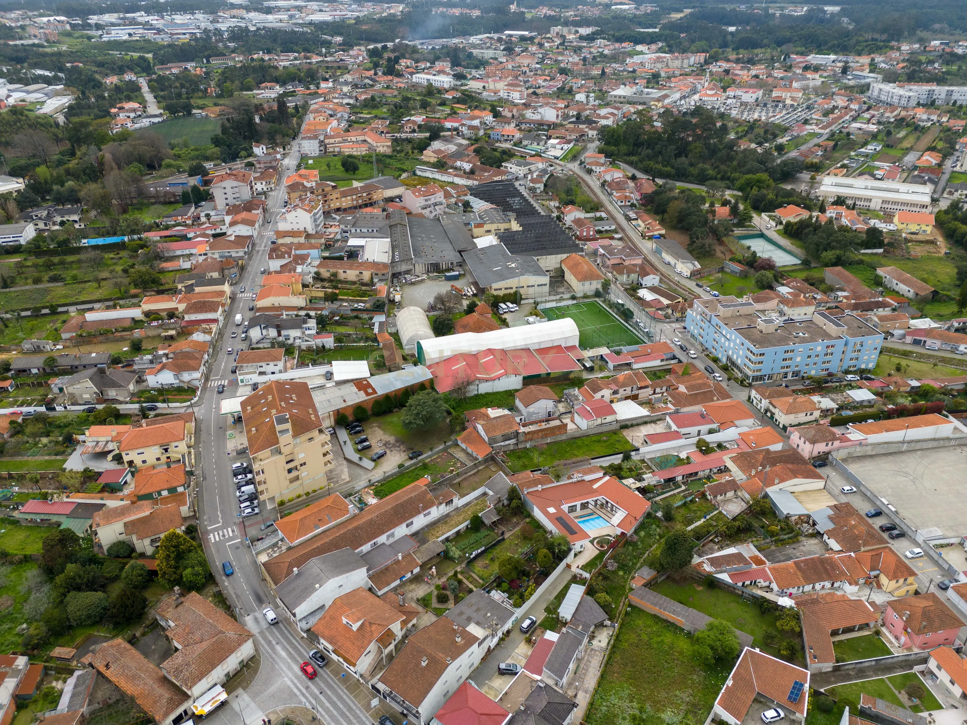 Moradia Inacabada para comércio e habitação ou duas habitações - Image 4