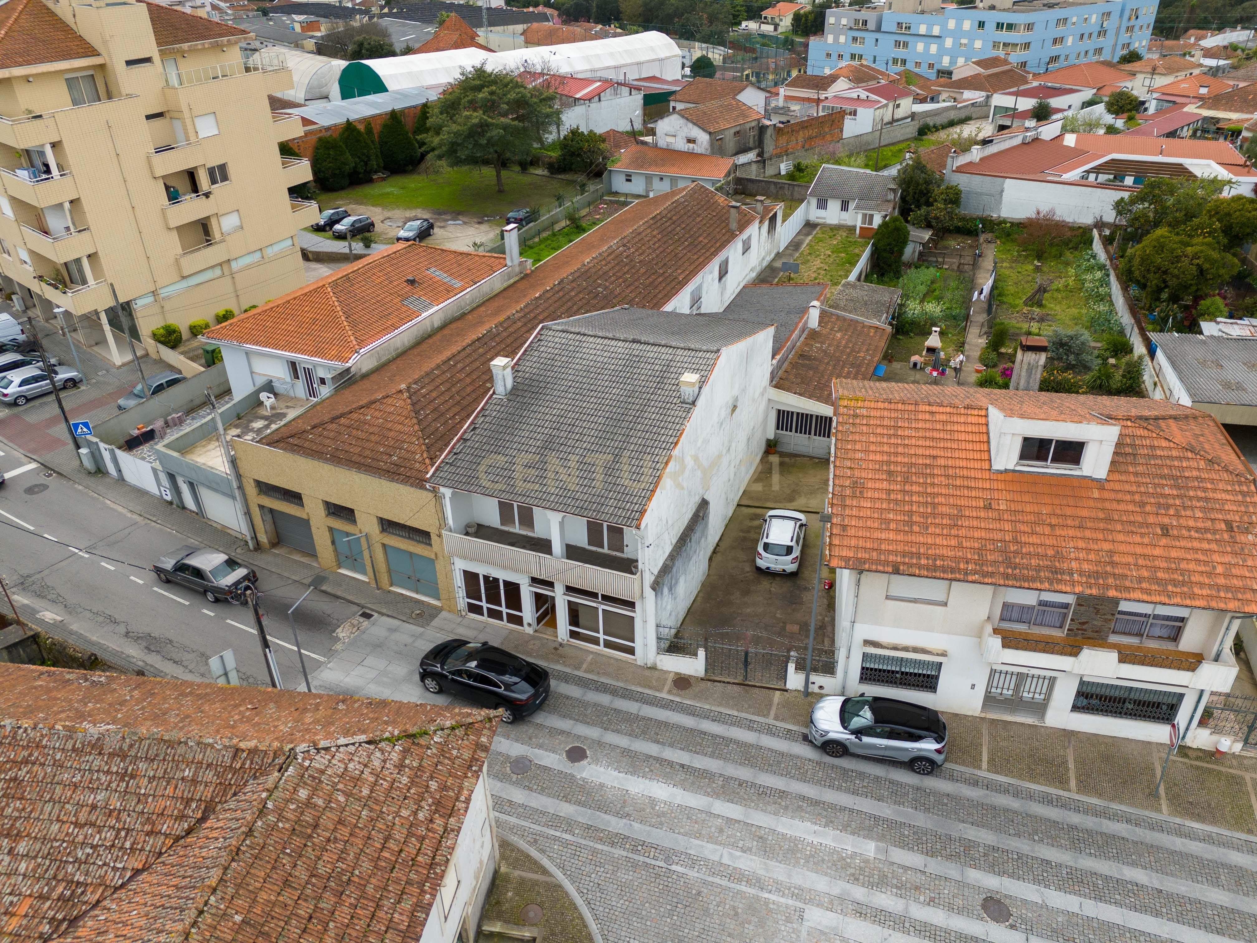 Moradia Inacabada para comércio e habitação ou duas habitações - Image 1