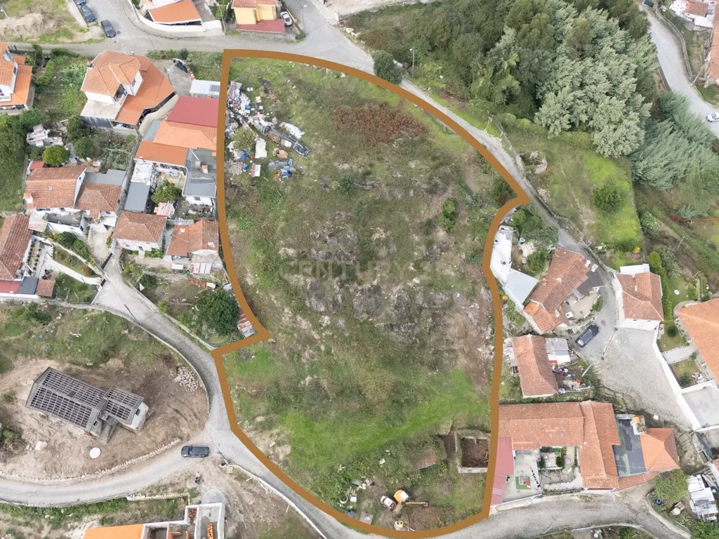 Quinta De Além com casa rústica em ruína para reabilitação total de 2 quartos no centro de Cete, Paredes - Image 1