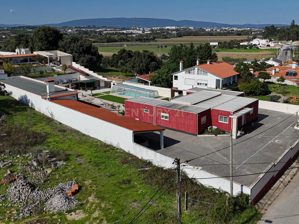 Moradia Independente com Piscina aquecida, Anexos e 3 BOXs (Riachos) - Image 1