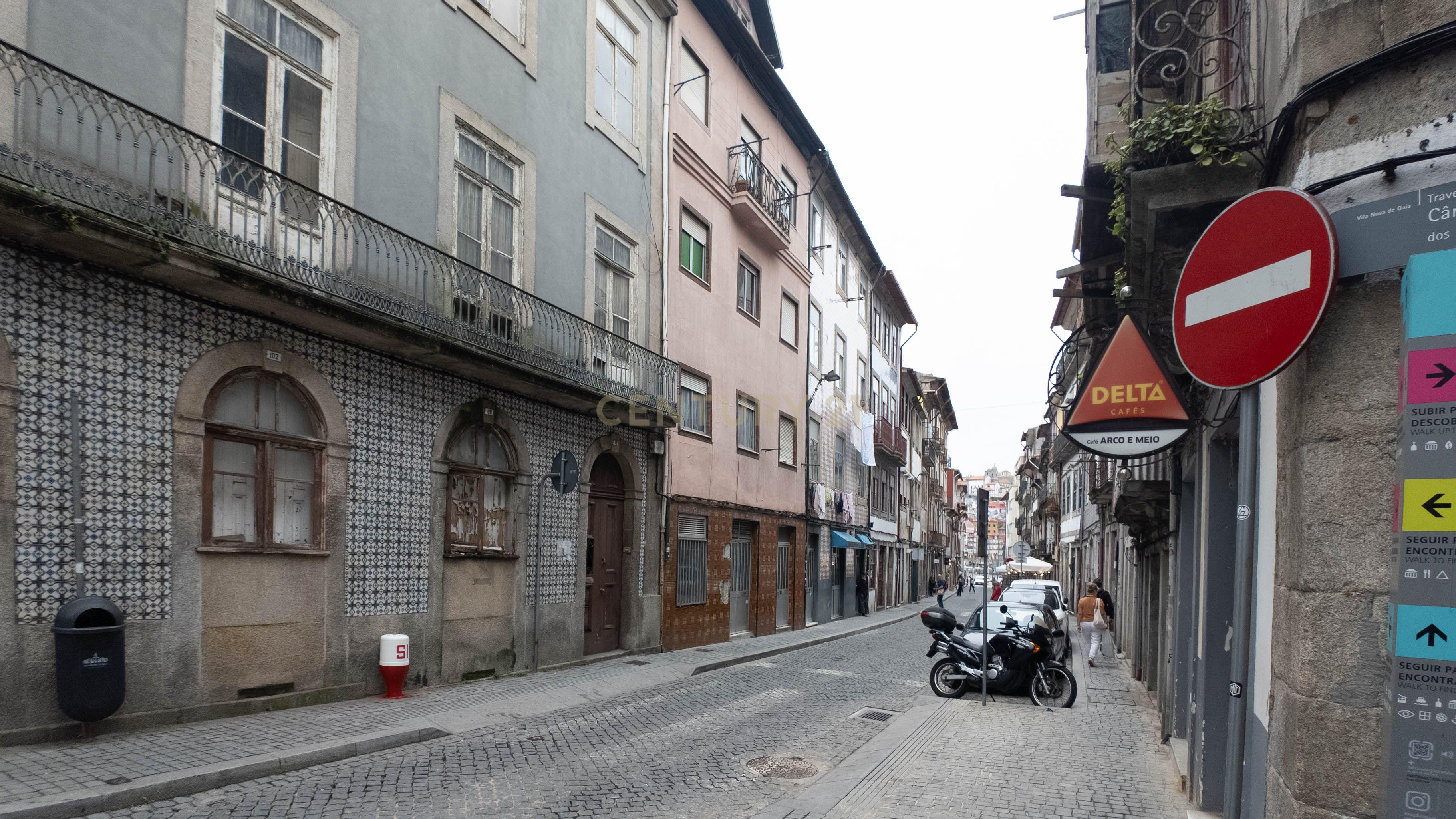 Prédio para Venda em Zona ARU – Vila Nova de Gaia | Excelente Oportunidade para Alojamento Local - Image 1
