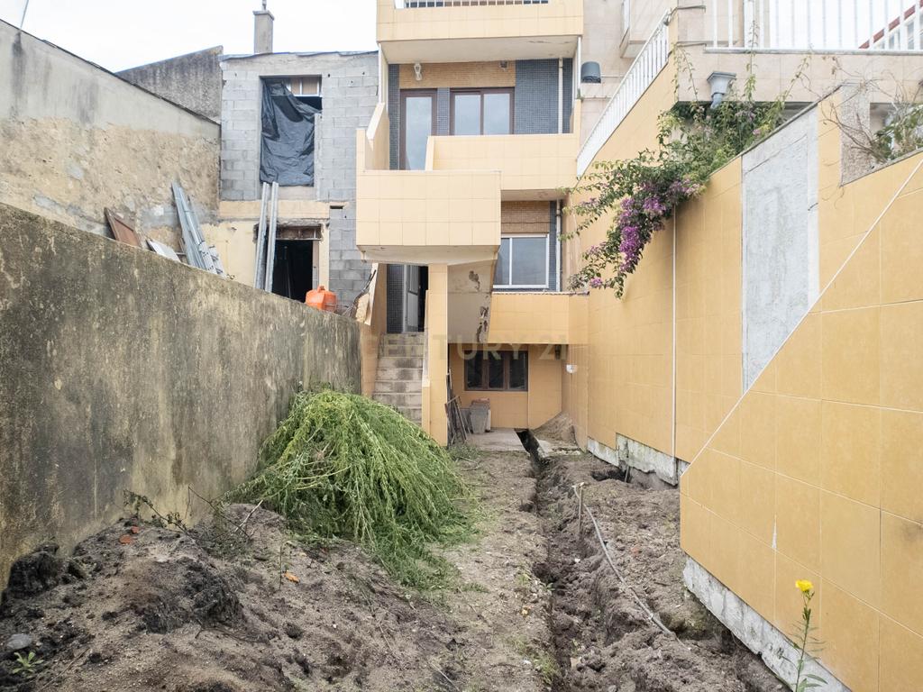 Moradia com 3 pisos 2ª linha mar em Vila do Conde - Image 33
