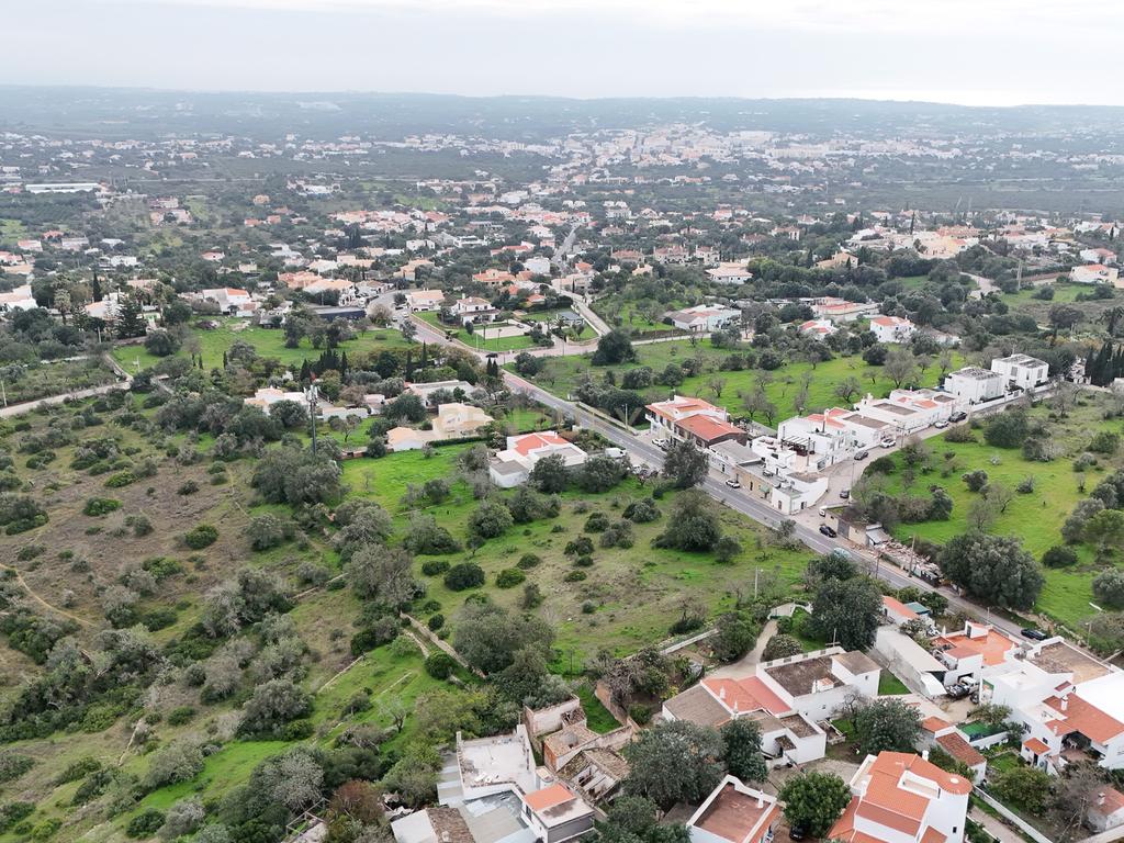 Terreno Urbano de 3290 m2 com PIP aprovado pra Moradia de Luxo na Estrada Vale Formosa, Almancil , Algarve - Image 8