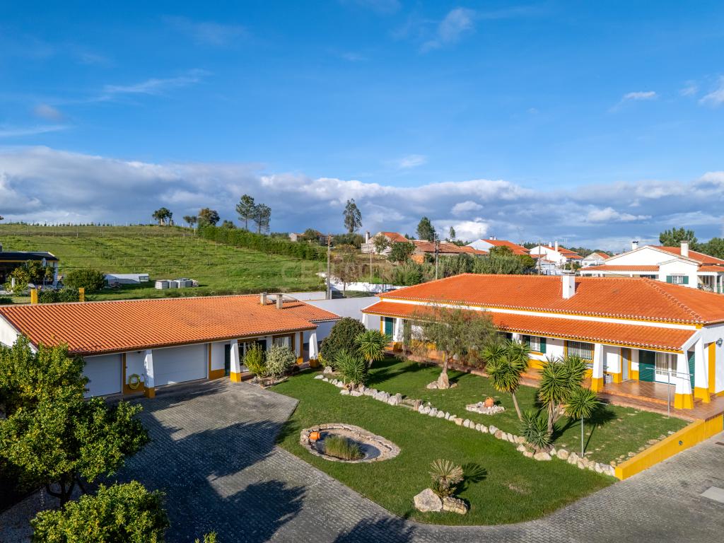 Moradia Típica Portuguesa com Jardim e Terrenos Privados – Alcoentre, Azambuja - Image 46