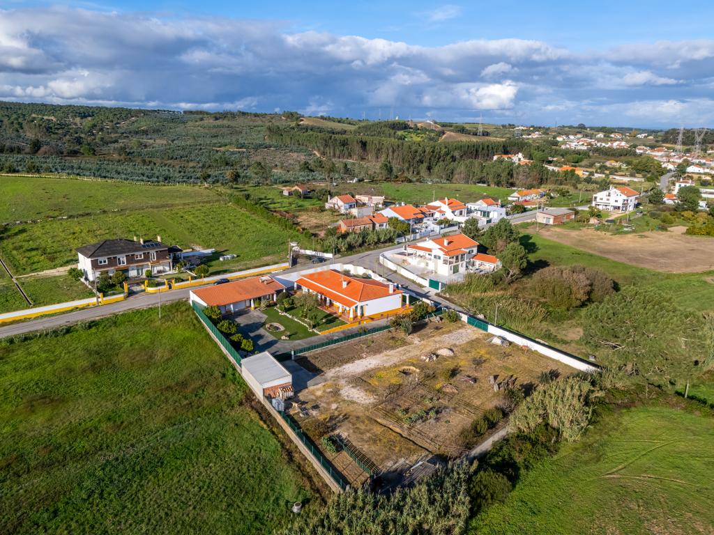 Moradia Típica Portuguesa com Jardim e Terrenos Privados – Alcoentre, Azambuja - Image 48