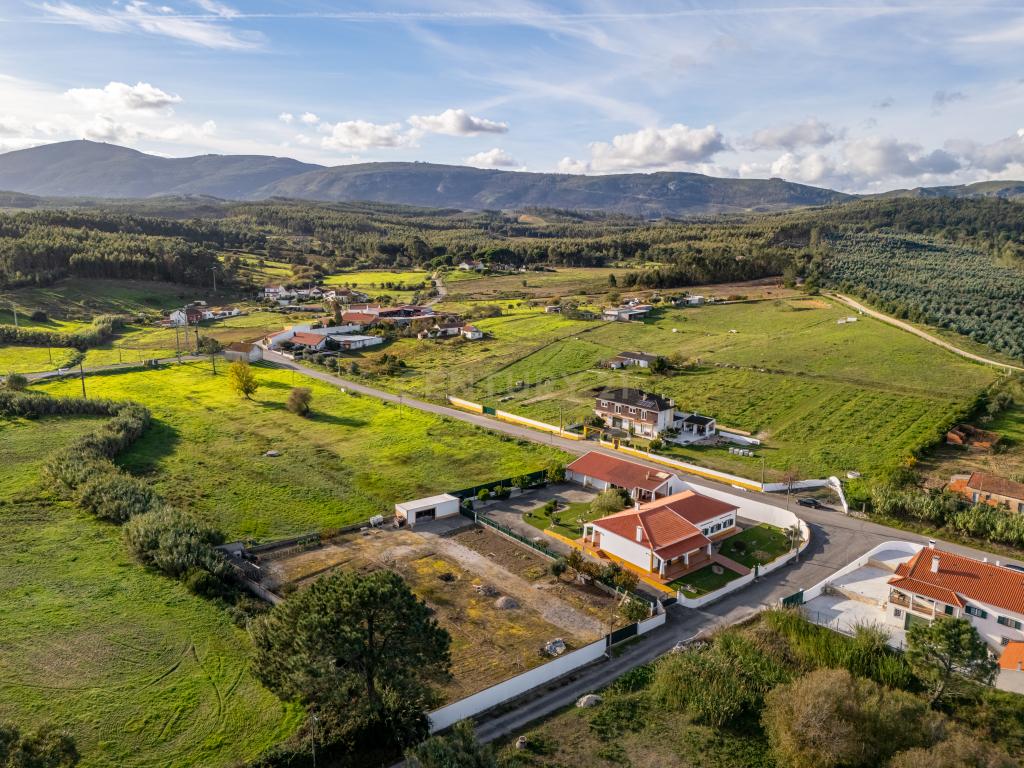 Moradia Típica Portuguesa com Jardim e Terrenos Privados – Alcoentre, Azambuja - Image 47