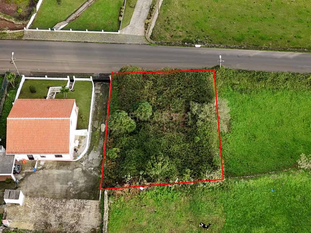 Terreno para construção com vista mar na freguesia de São Sebastião- Ilha Terceira. - Image 1