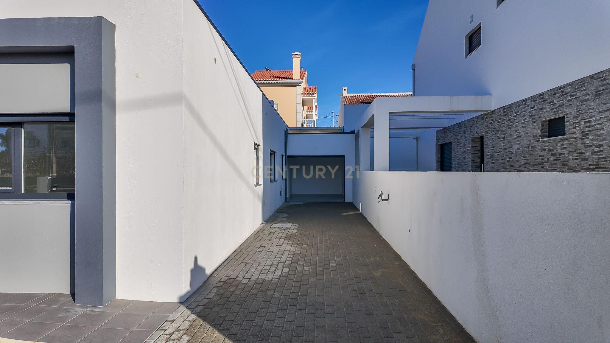 Moradia T3 Térrea com Piscina e Garagem em Fernão Ferro - Image 19