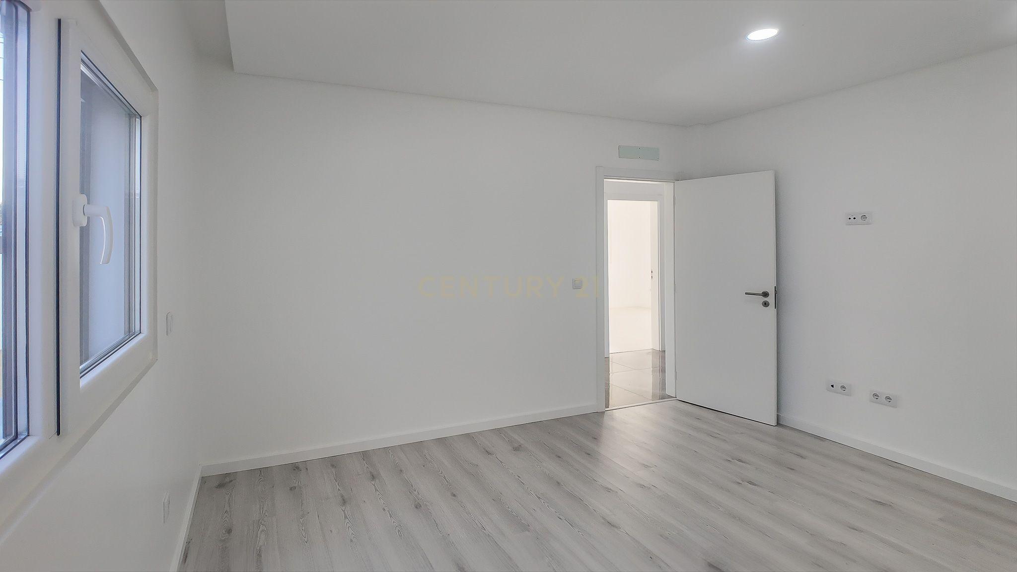 Moradia T3 Térrea com Piscina e Garagem em Fernão Ferro - Image 45