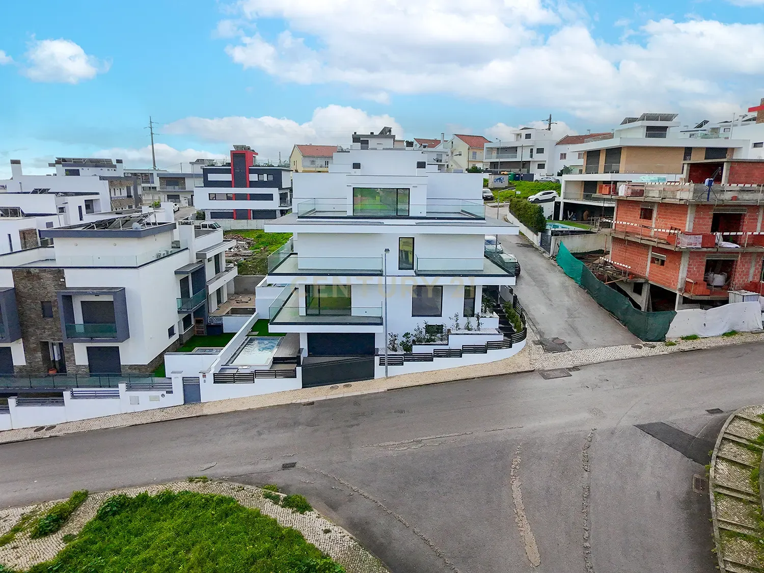 Vende-se Moradia T5 de Arquitetura Contemporânea em Localização Privilegiada – Famões, Odivelas - Image 45