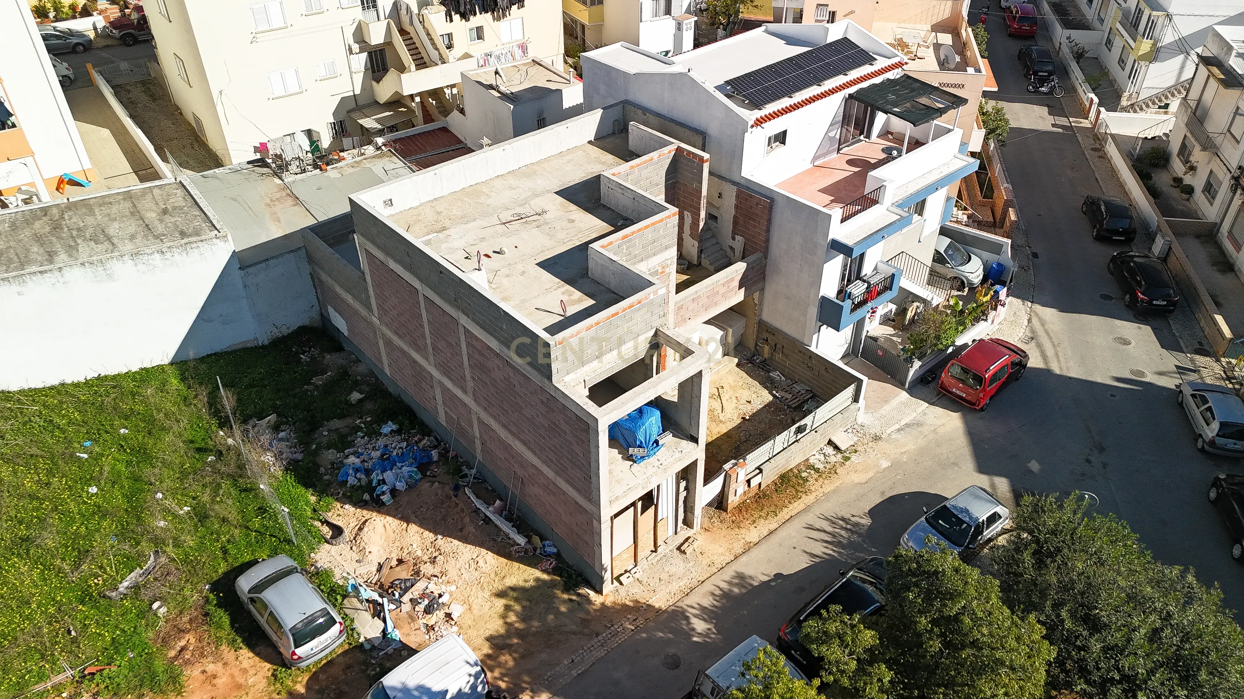 Terreno com Moradia T3+1 em Construção em Portimão - Image 2