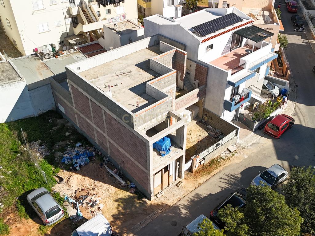 Terreno com Moradia T3+1 em Construção em Portimão - Image 2