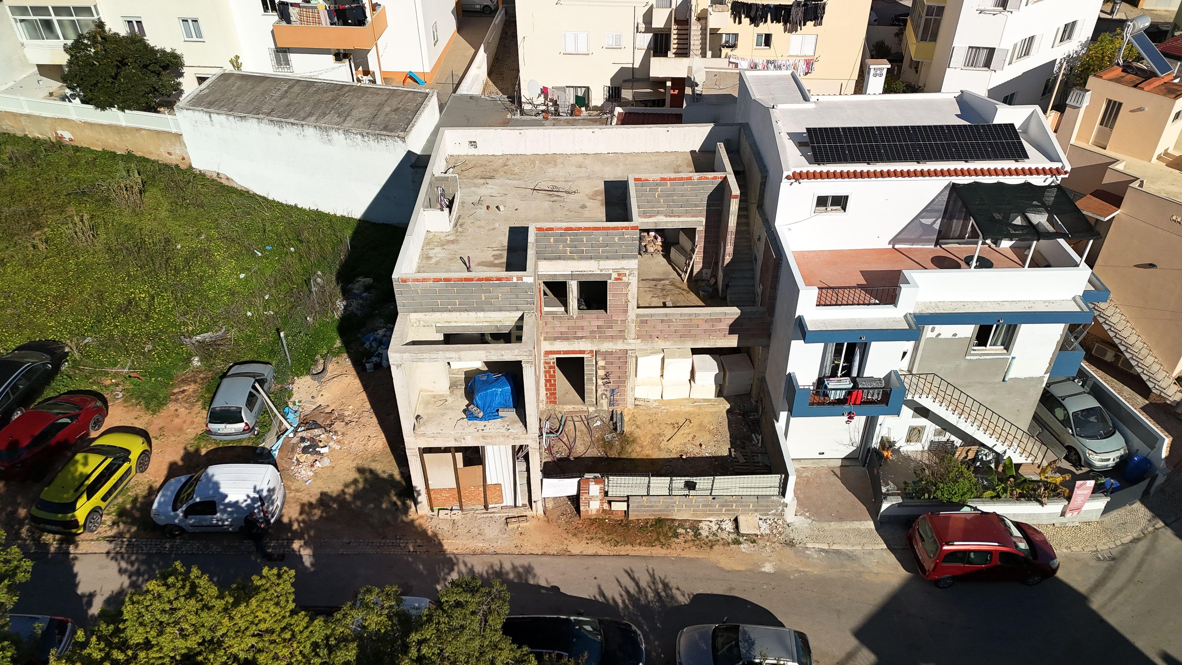 Terreno com Moradia T3+1 em Construção em Portimão - Image 24