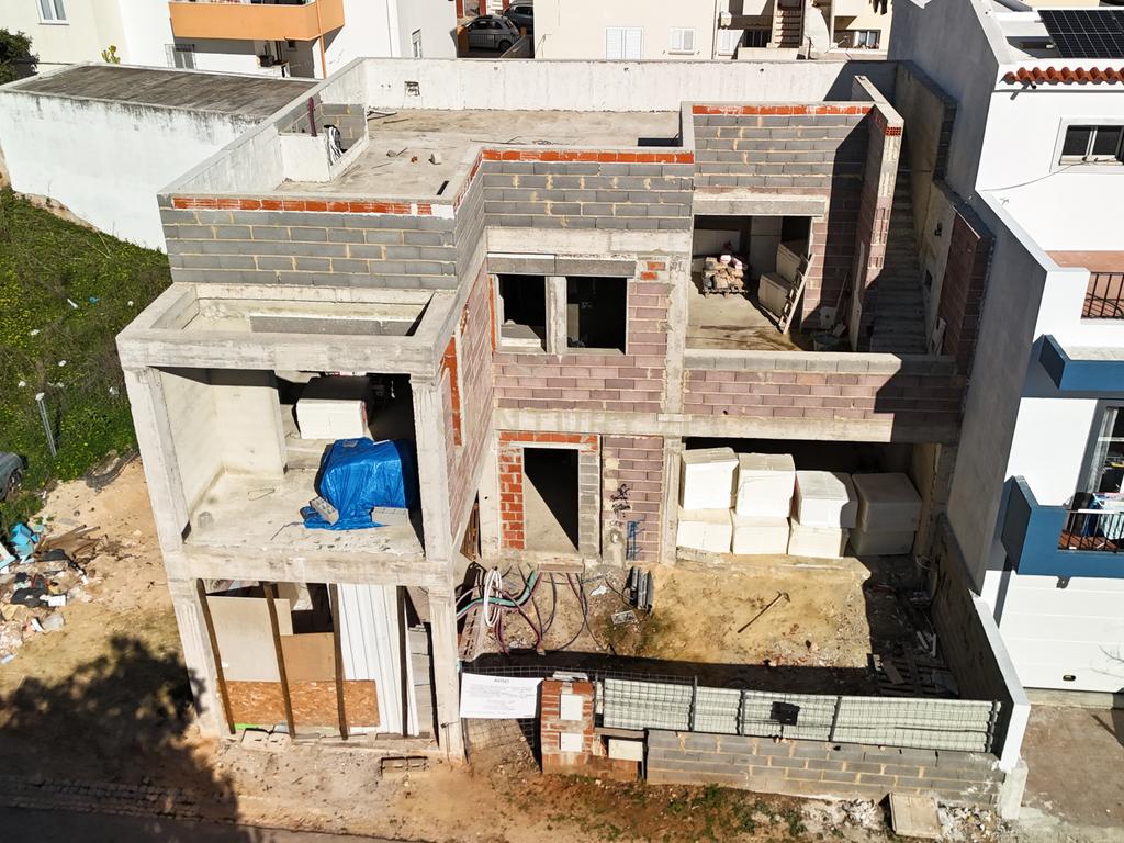 Terreno com Moradia T3+1 em Construção em Portimão - Image 5