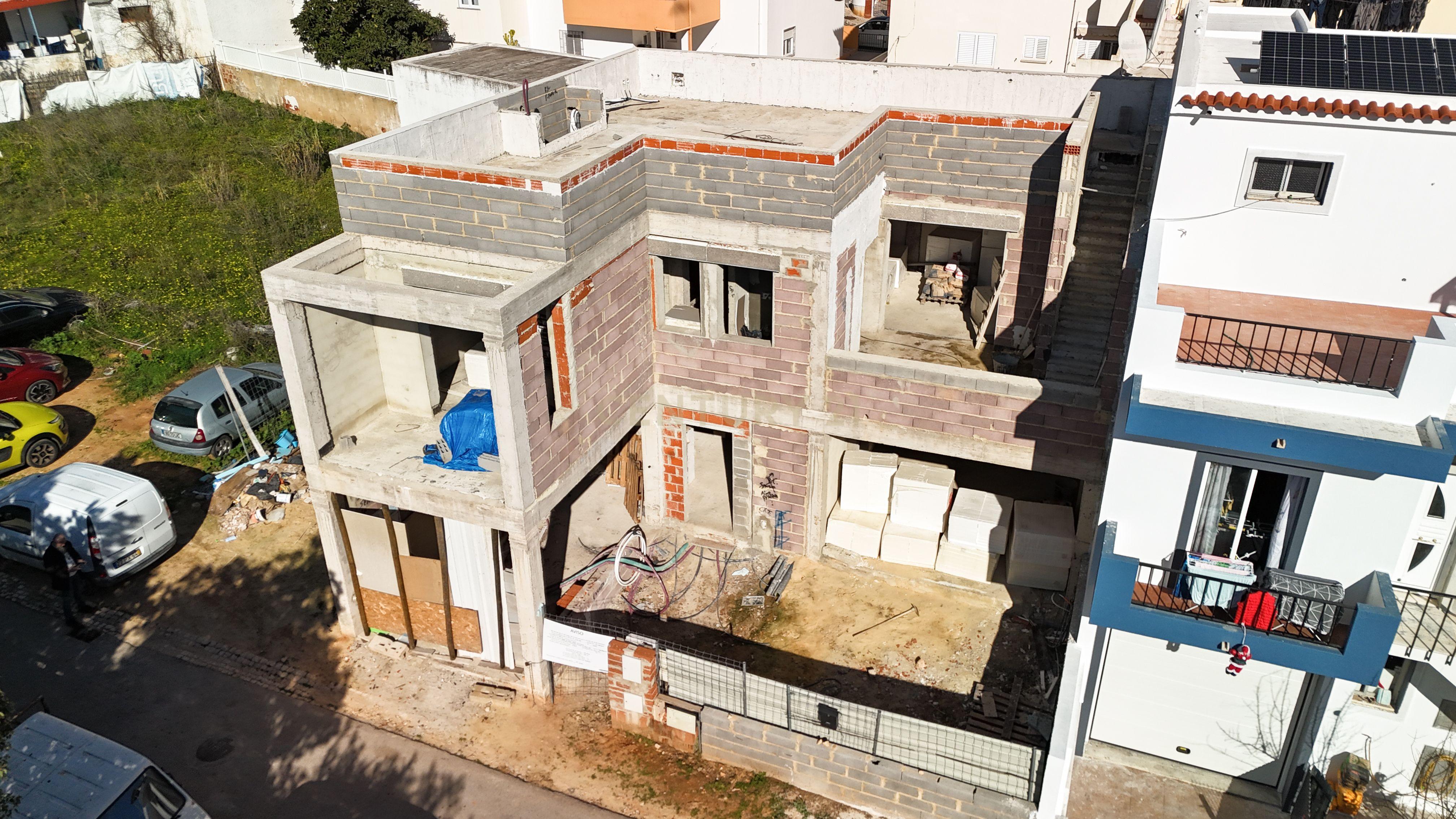 Terreno com Moradia T3+1 em Construção em Portimão - Image 7