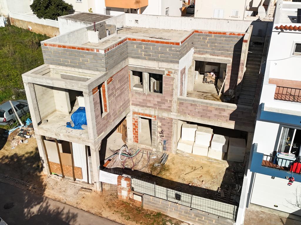 Terreno com Moradia T3+1 em Construção em Portimão - Image 7