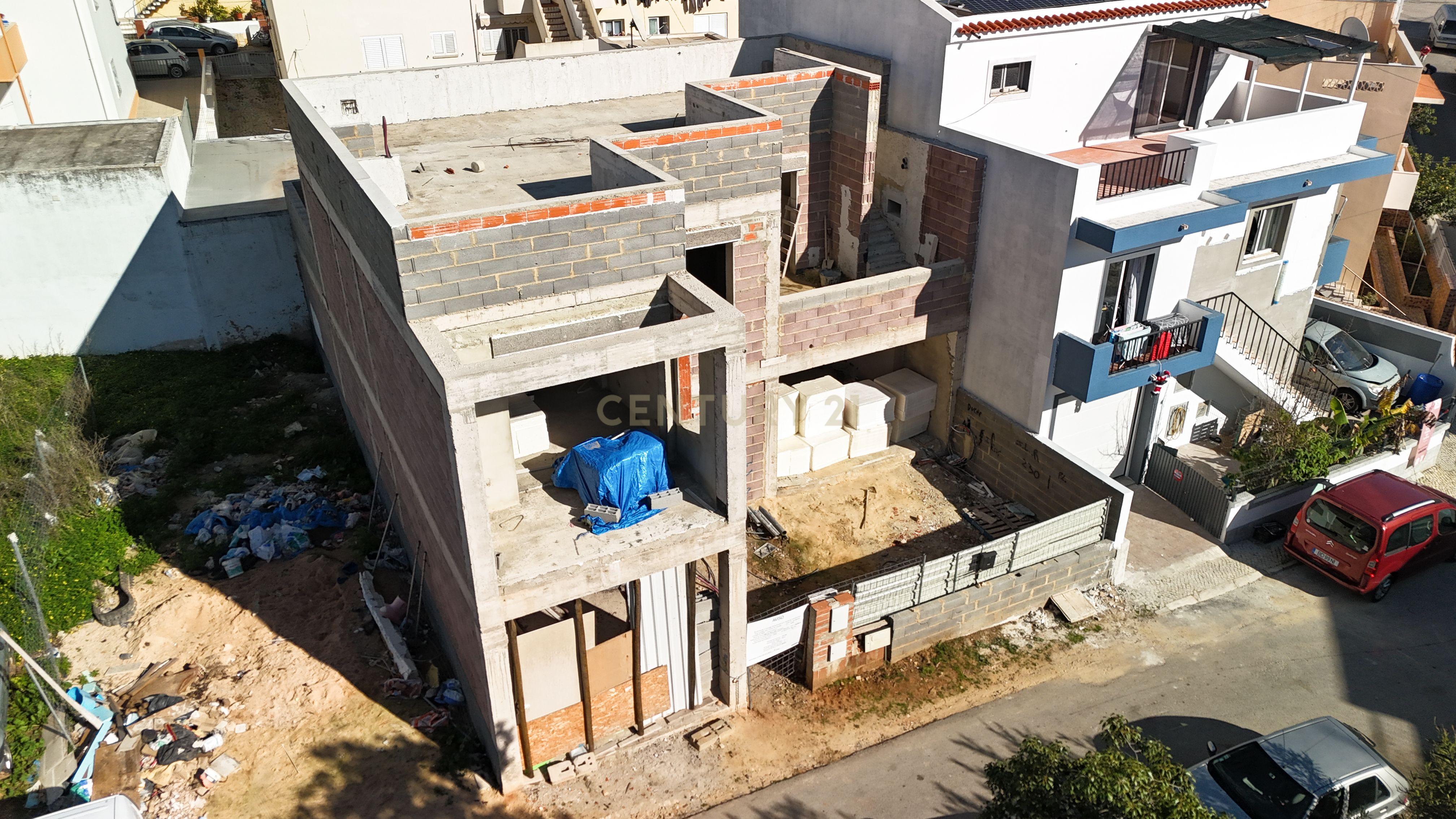 Terreno com Moradia T3+1 em Construção em Portimão - Image 3
