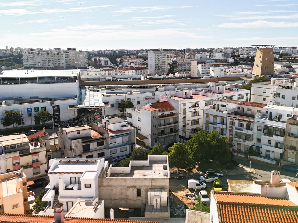Terreno com Moradia T3+1 em Construção em Portimão - Image 23