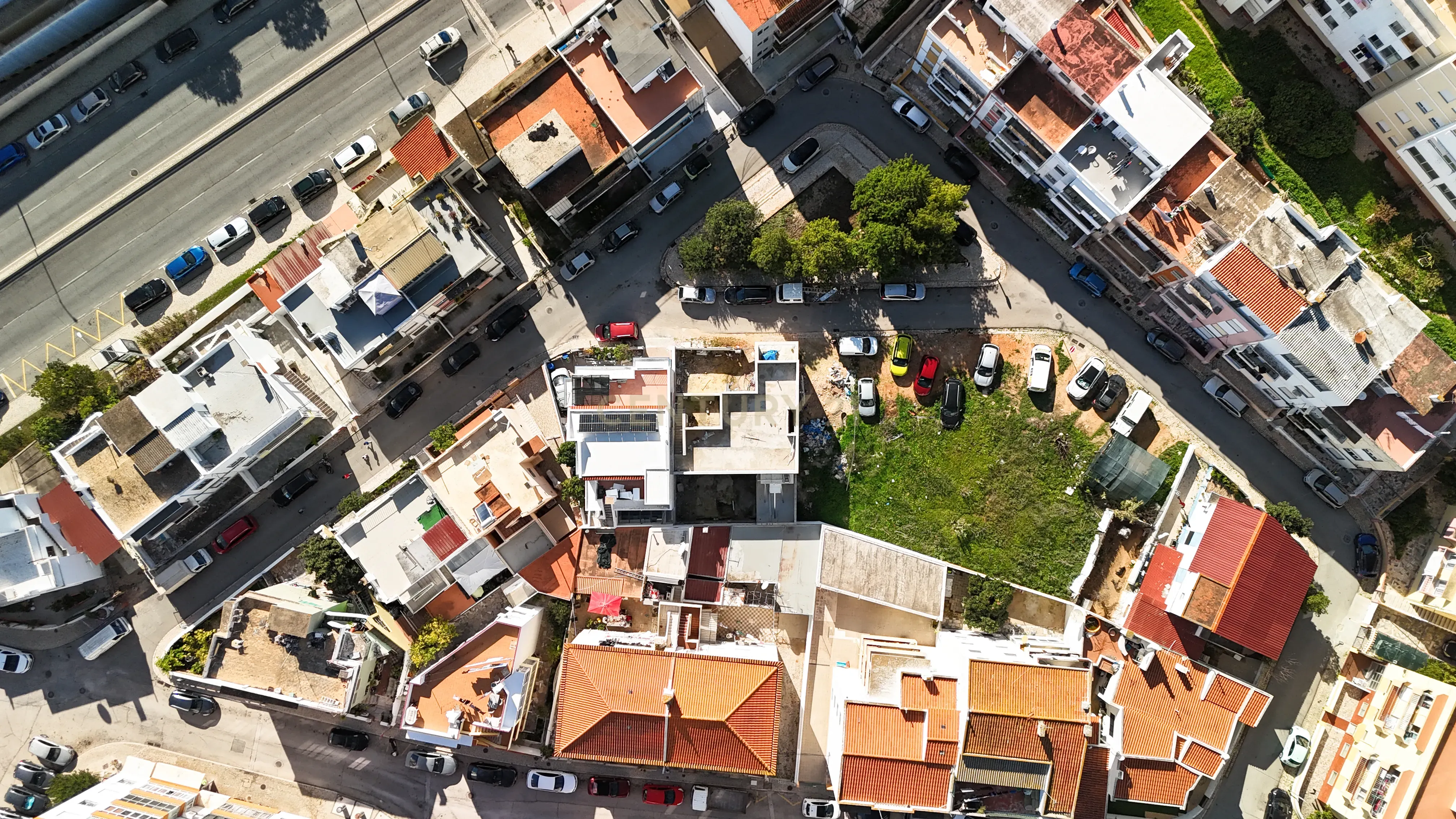 Terreno com Moradia T3+1 em Construção em Portimão - Image 8