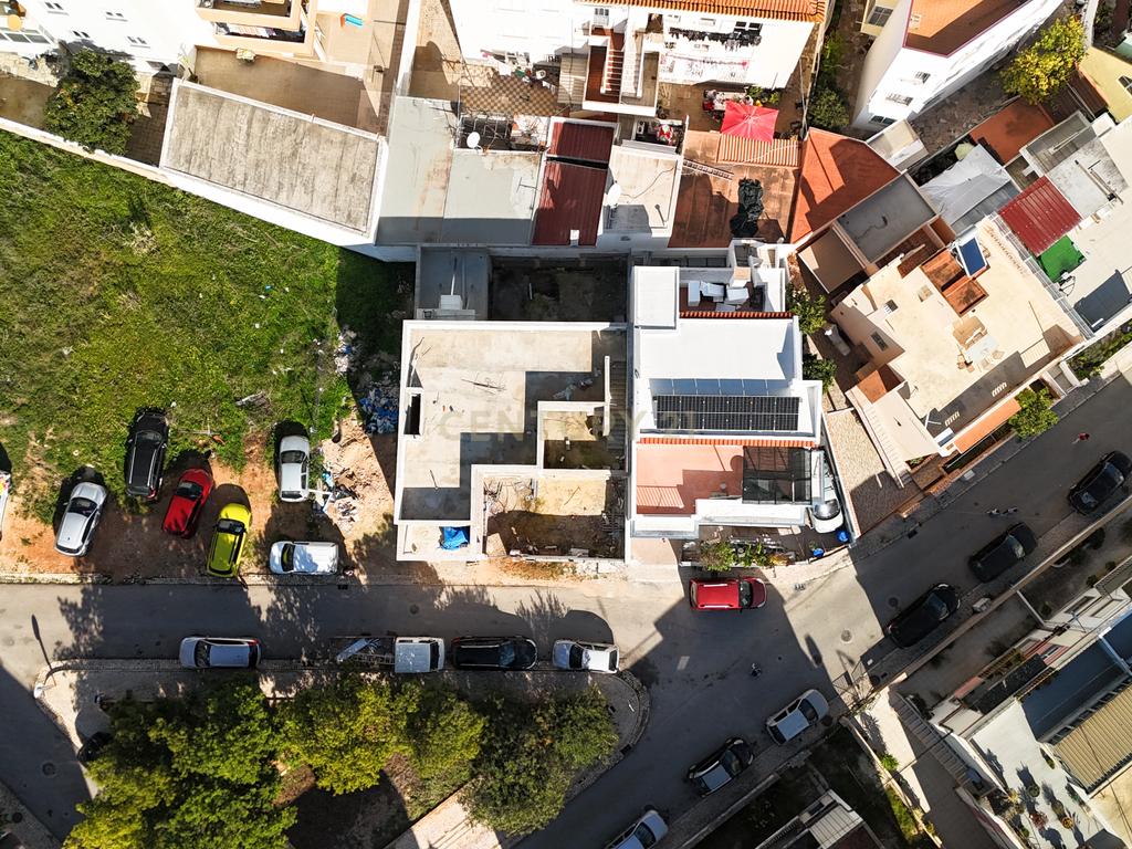 Terreno com Moradia T3+1 em Construção em Portimão - Image 9