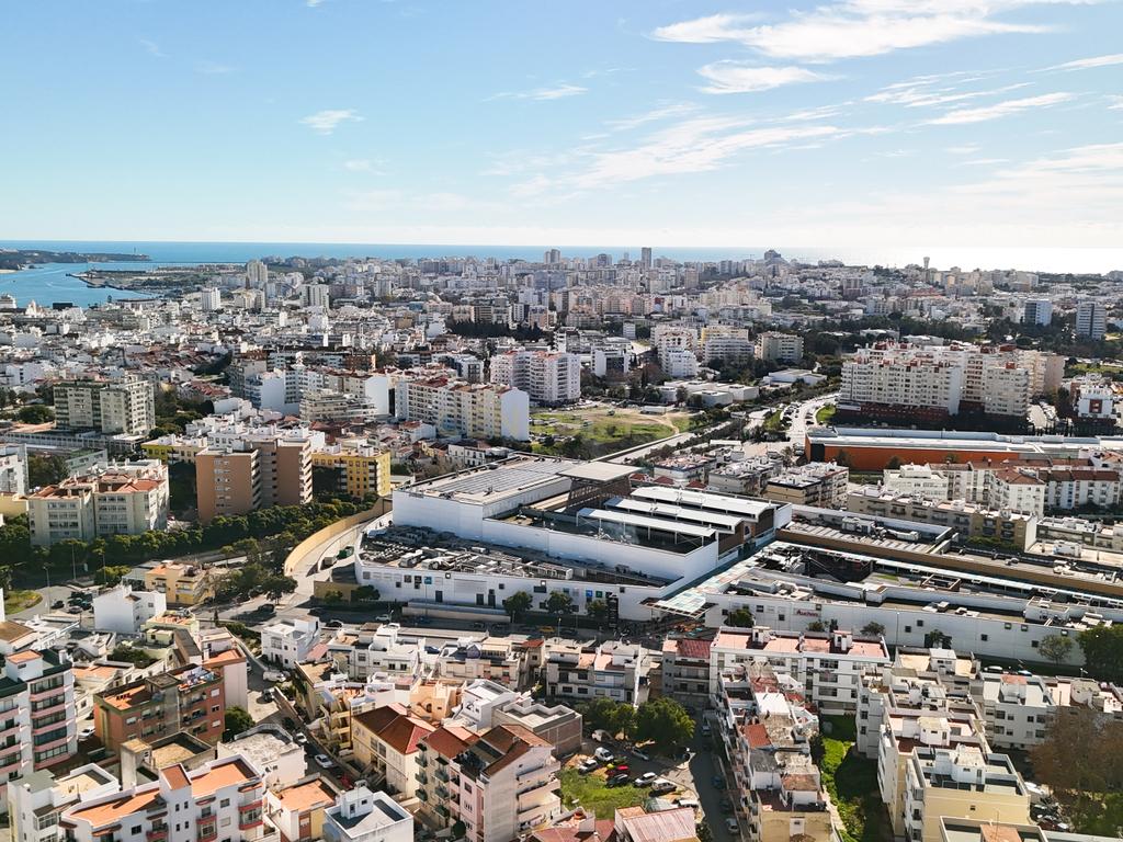 Terreno com Moradia T3+1 em Construção em Portimão - Image 10