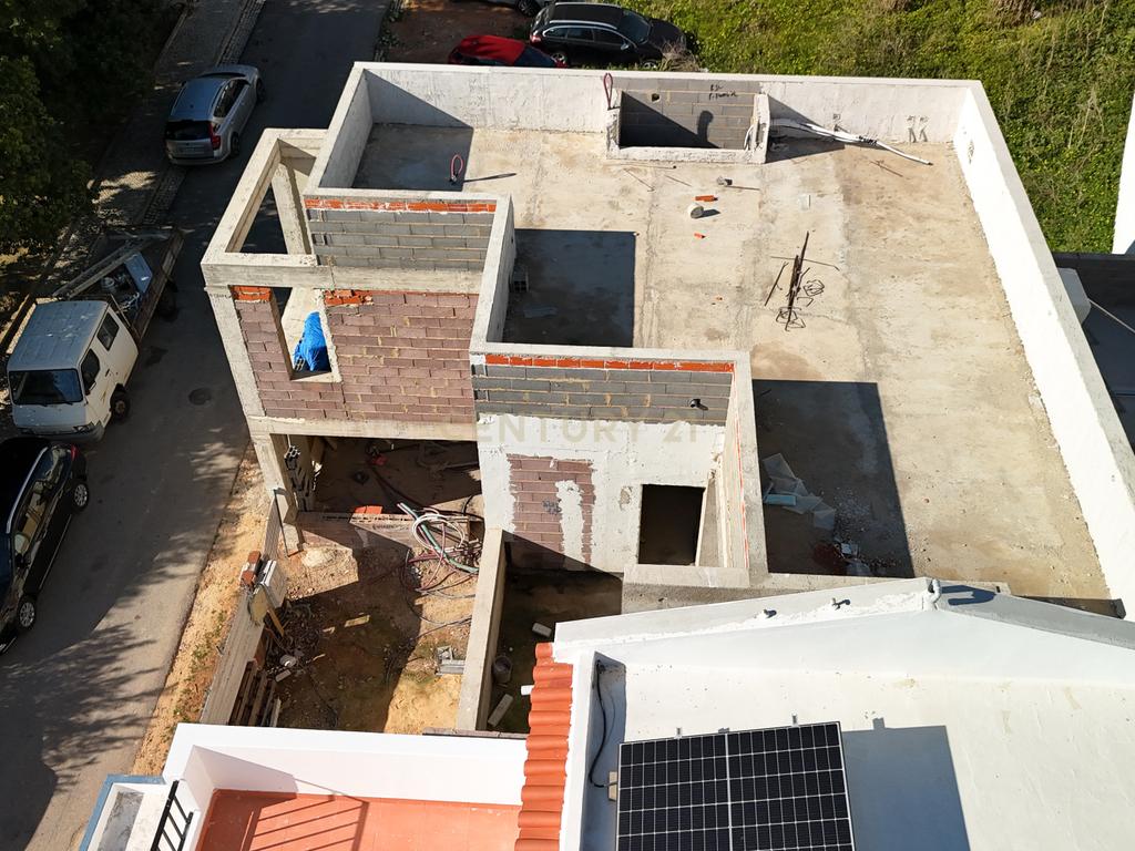 Terreno com Moradia T3+1 em Construção em Portimão - Image 17