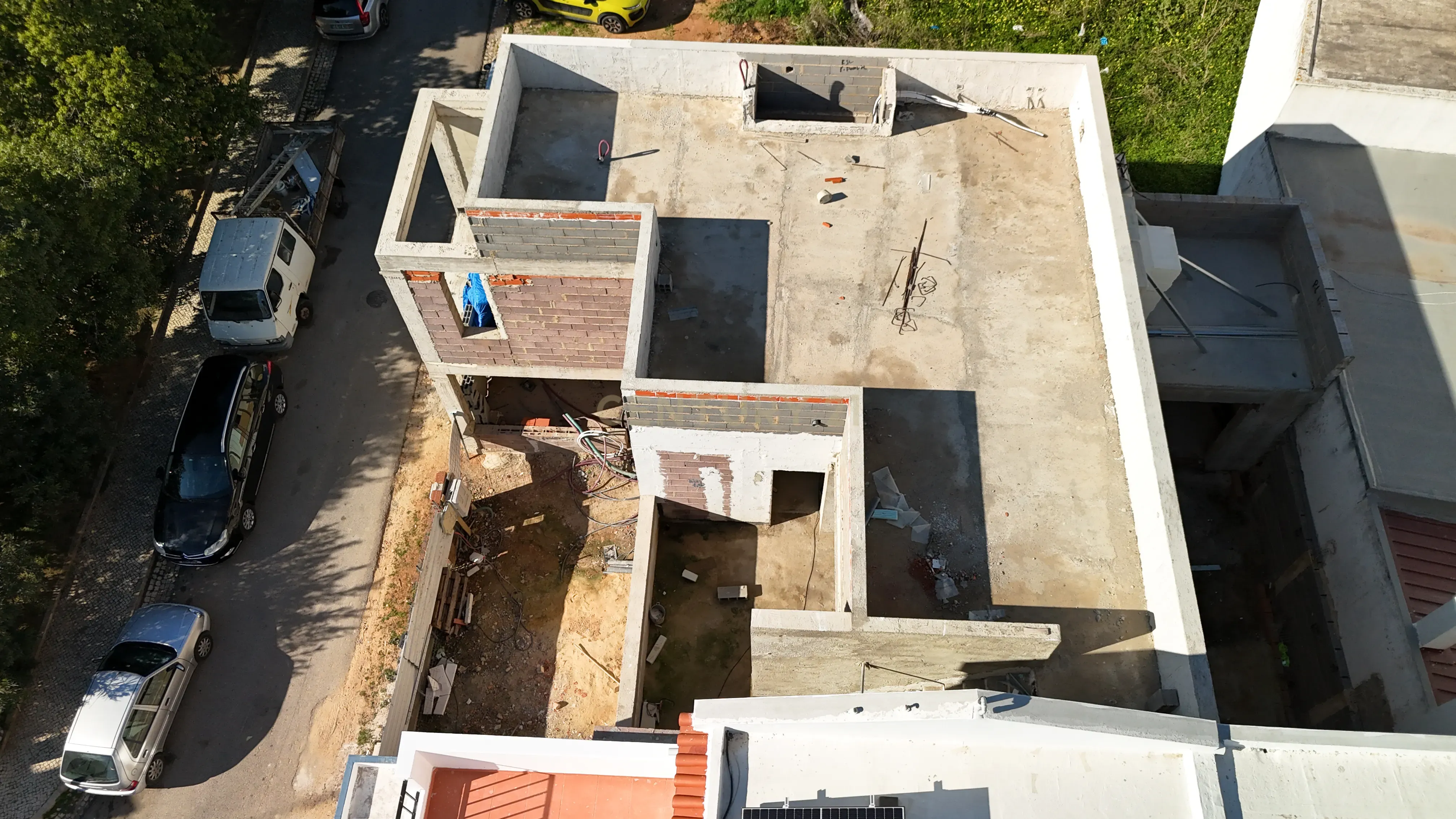 Terreno com Moradia T3+1 em Construção em Portimão - Image 1