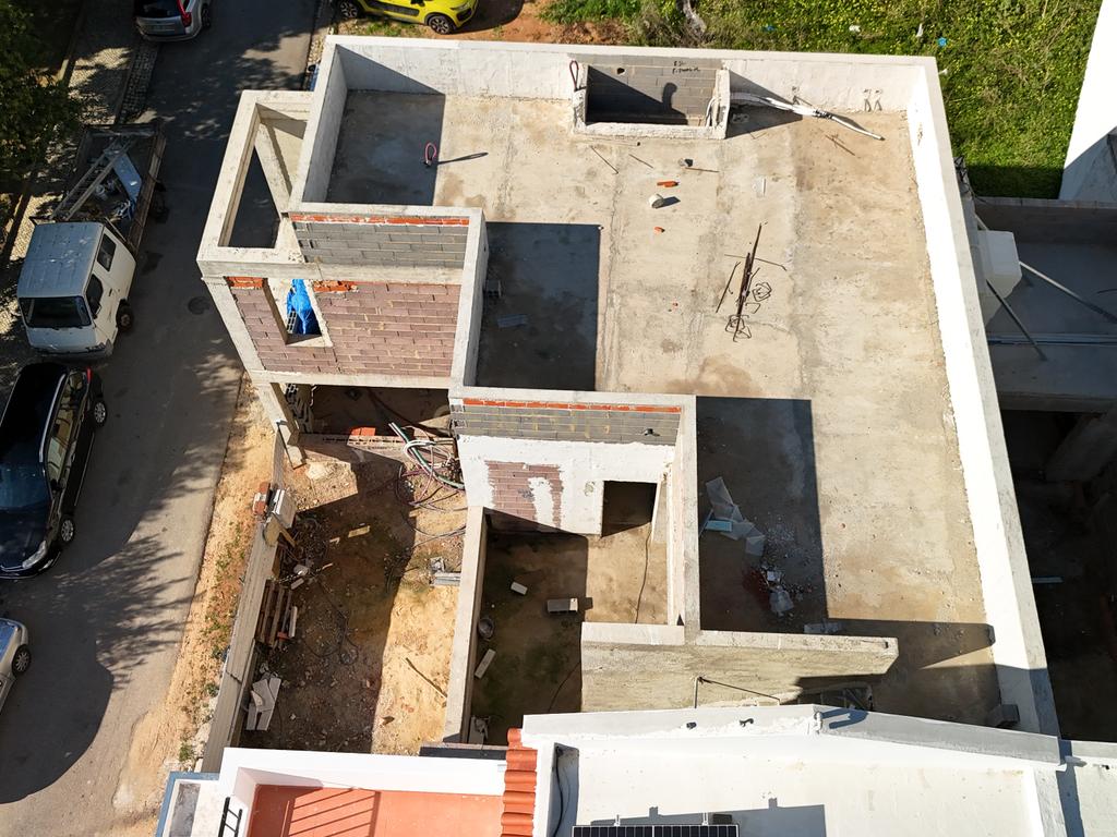 Terreno com Moradia T3+1 em Construção em Portimão - Image 1