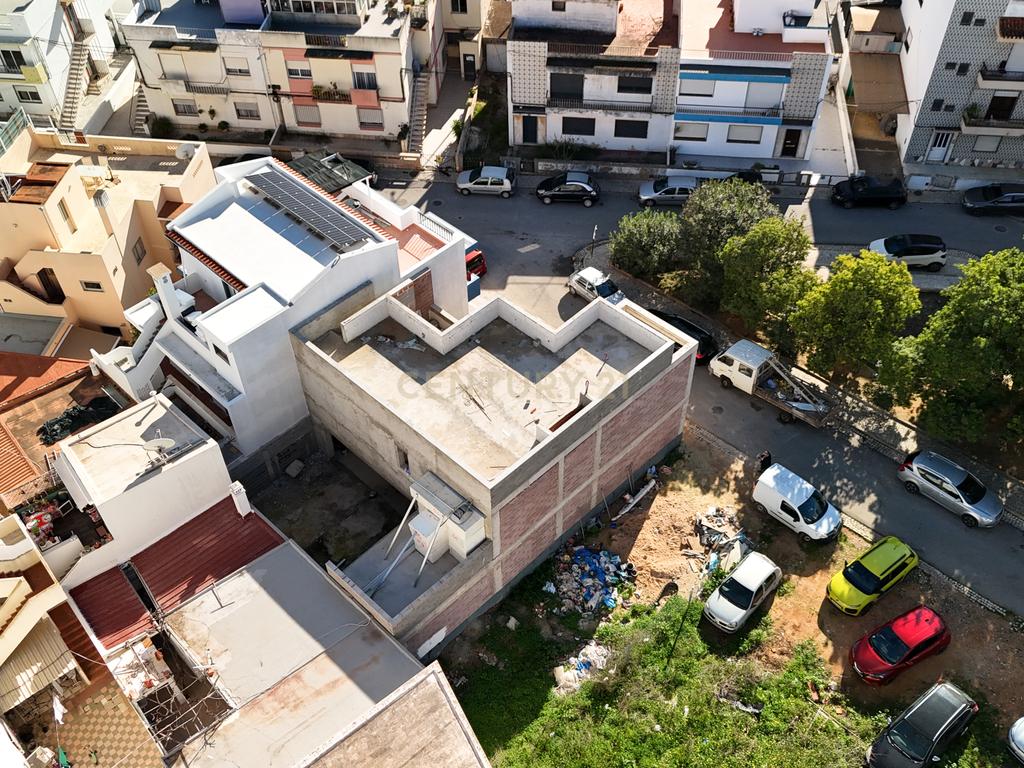 Terreno com Moradia T3+1 em Construção em Portimão - Image 12